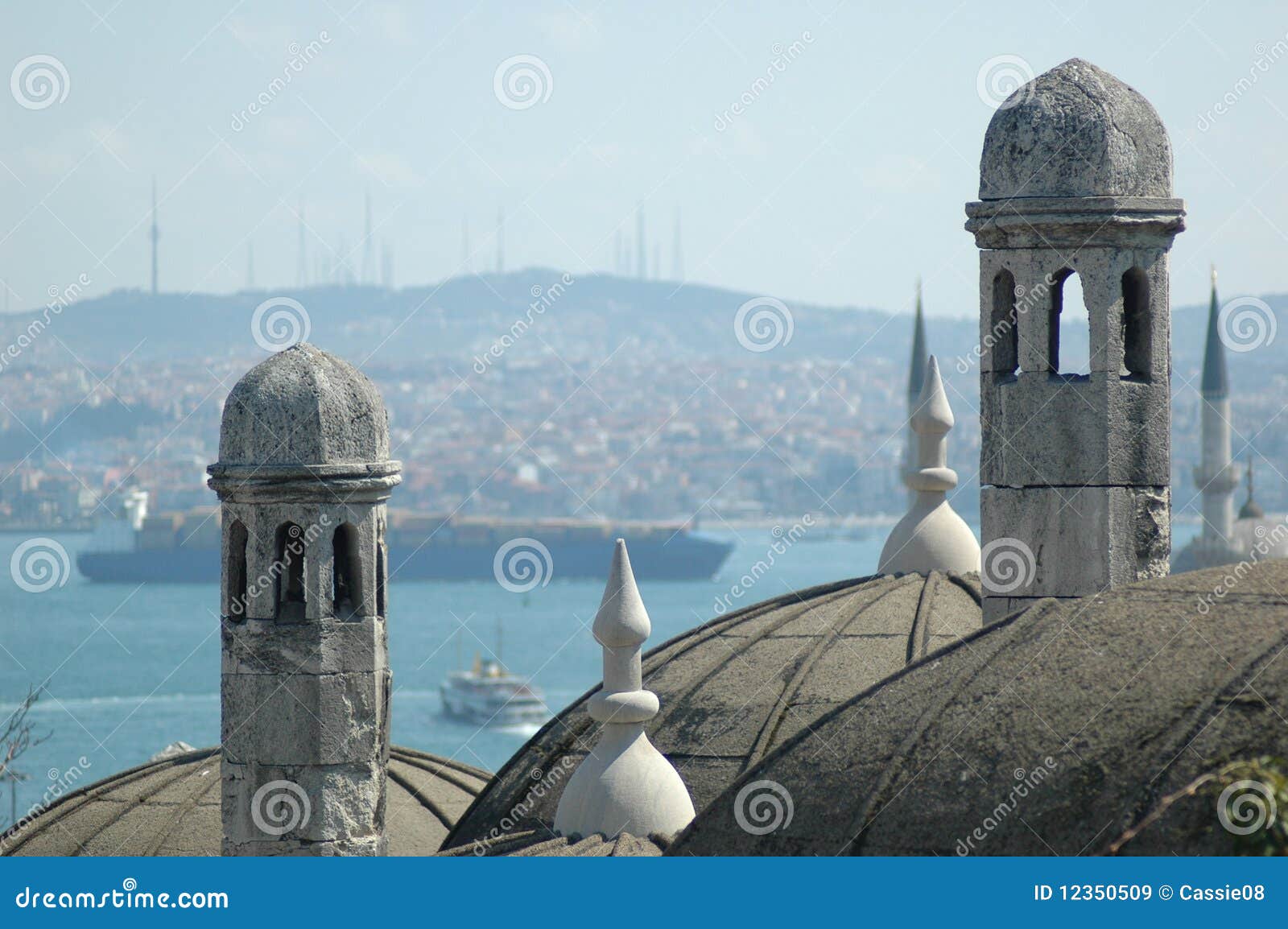 Chaminés antigas da mesquita. As chaminés antigas de uma mesquita que negligencia a cidade de Istambul, peru