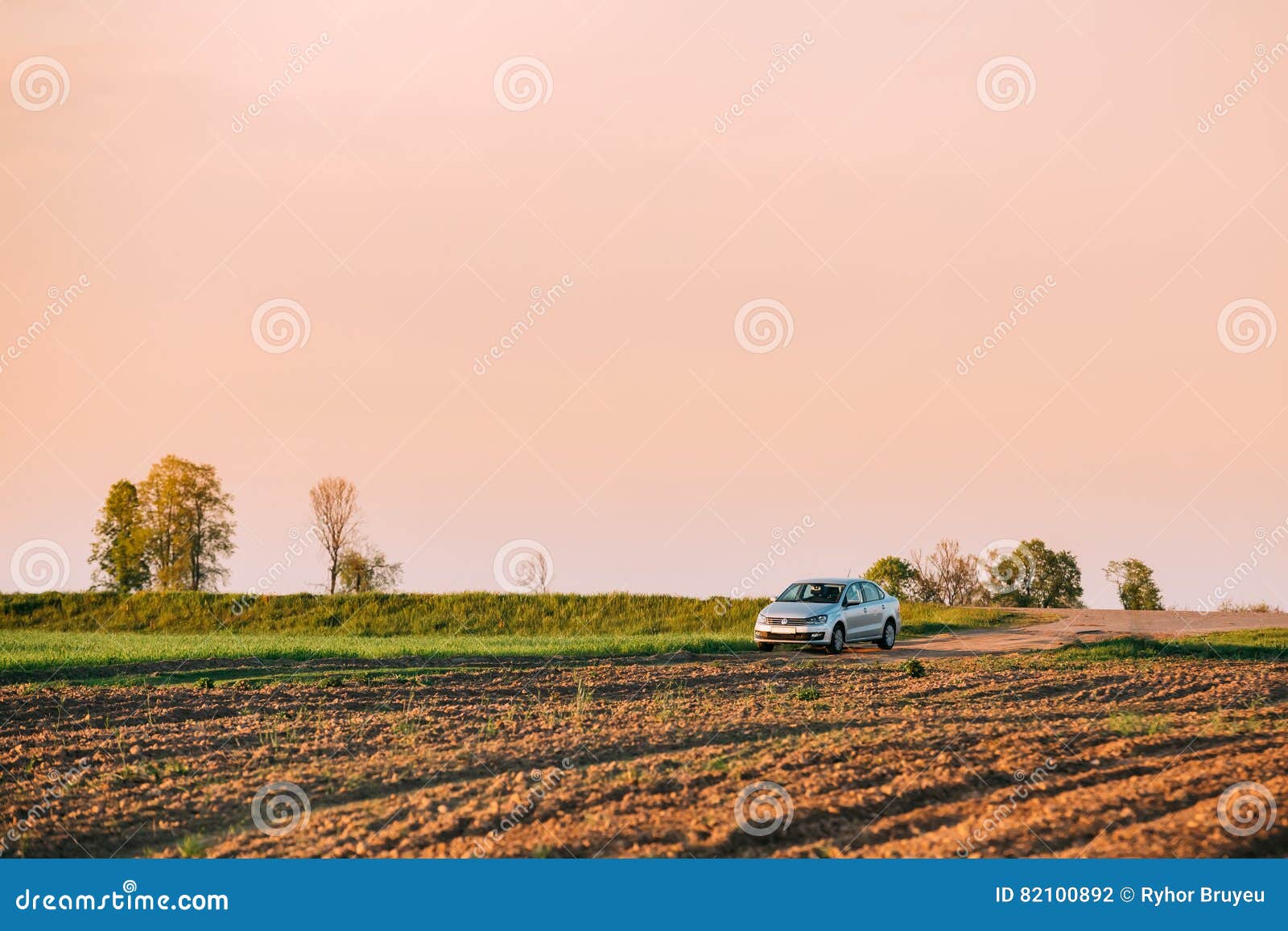 Champ De Volkswagen Polo Car Parking On Wheat Ciel De Lever