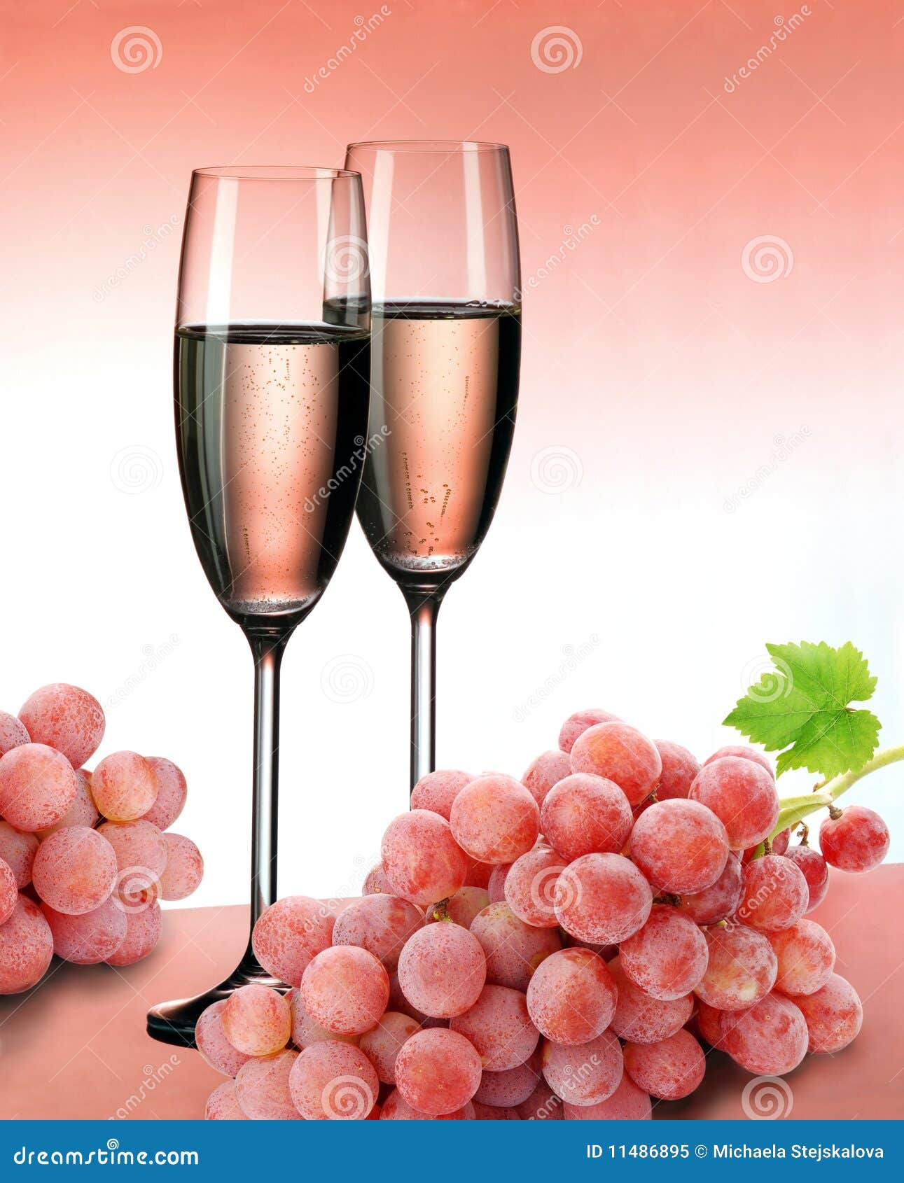 Champagne in der rosafarbenen Farbe. Zwei Flöten rosafarbener Champagner mit rosafarbenen Trauben auf rosafarbenem Hintergrund