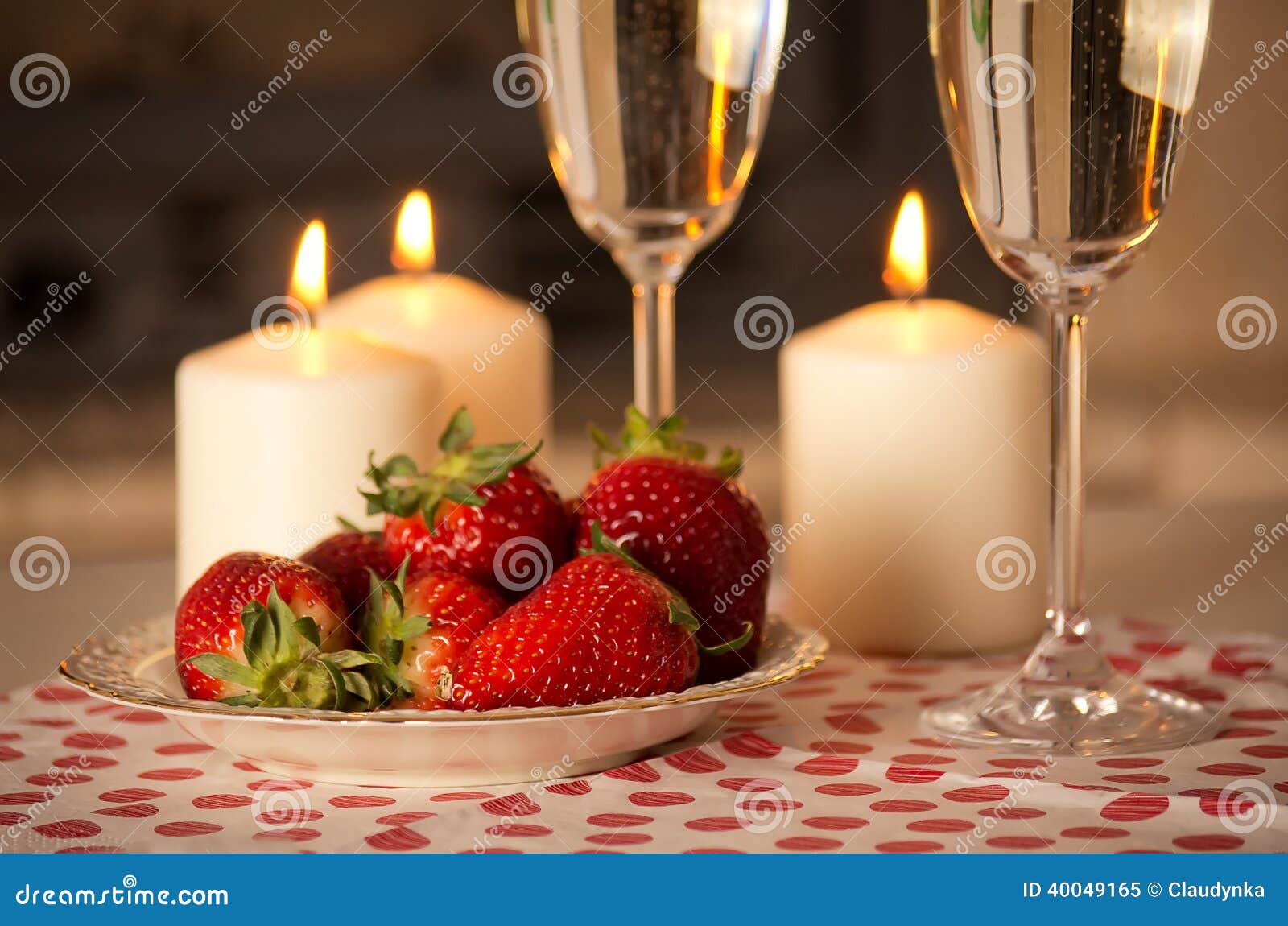 Champagne, Erdbeeren Und Kerzen. Stockbild - Bild von luftblasen ...