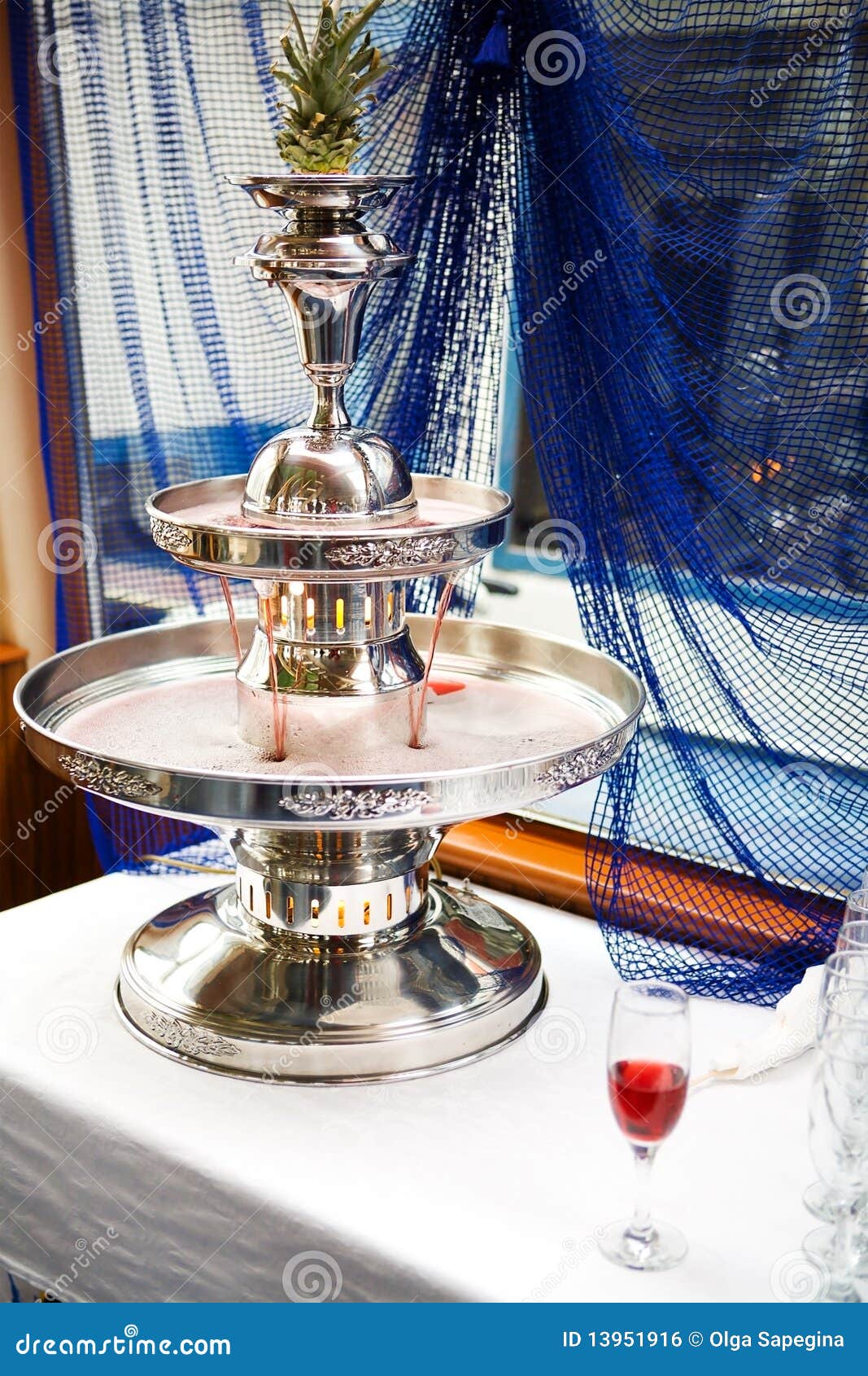 https://thumbs.dreamstime.com/z/champagne-fountain-13951916.jpg