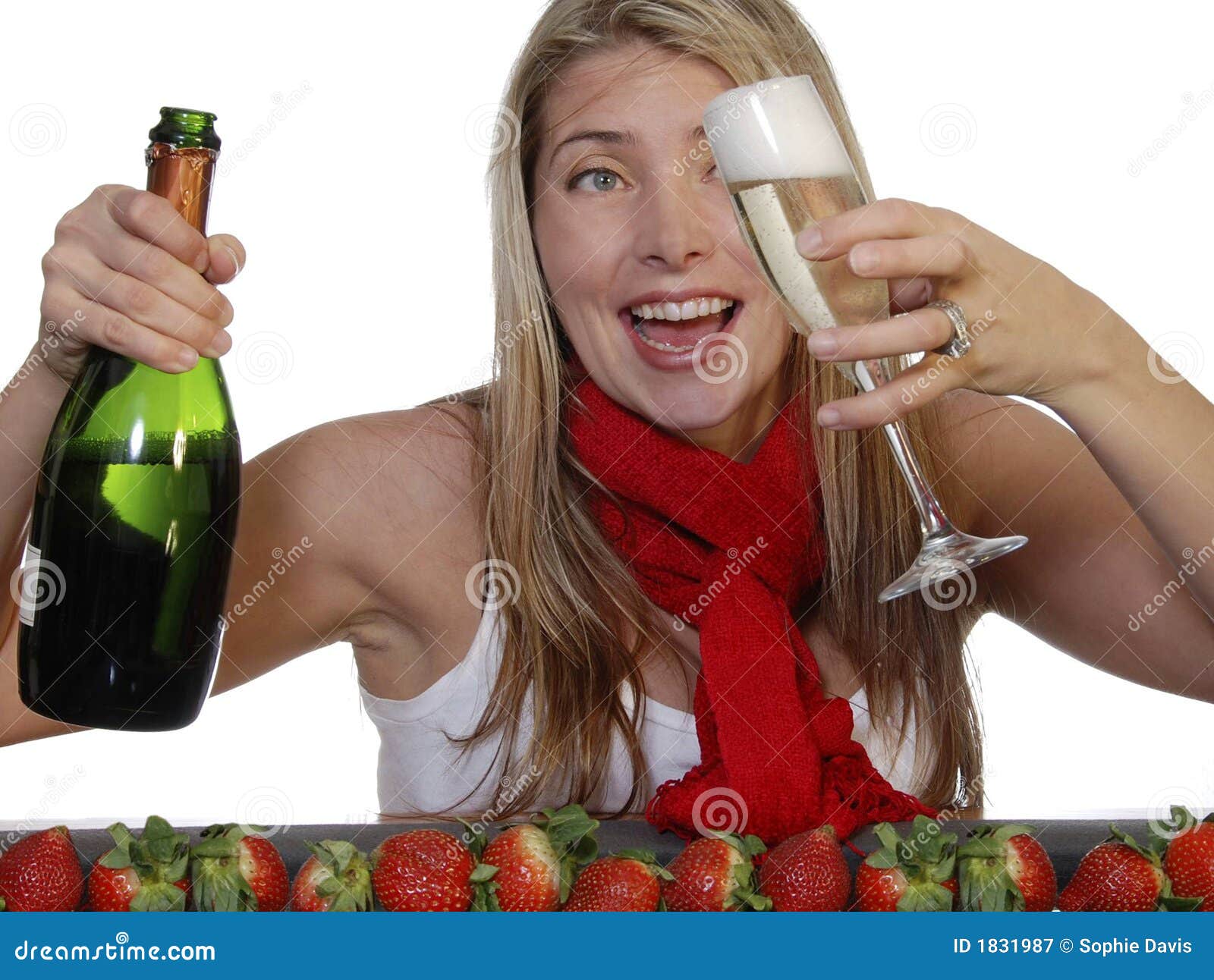 Champagne und Erdbeeren stockbild. Bild von frau, saftig - 1831987