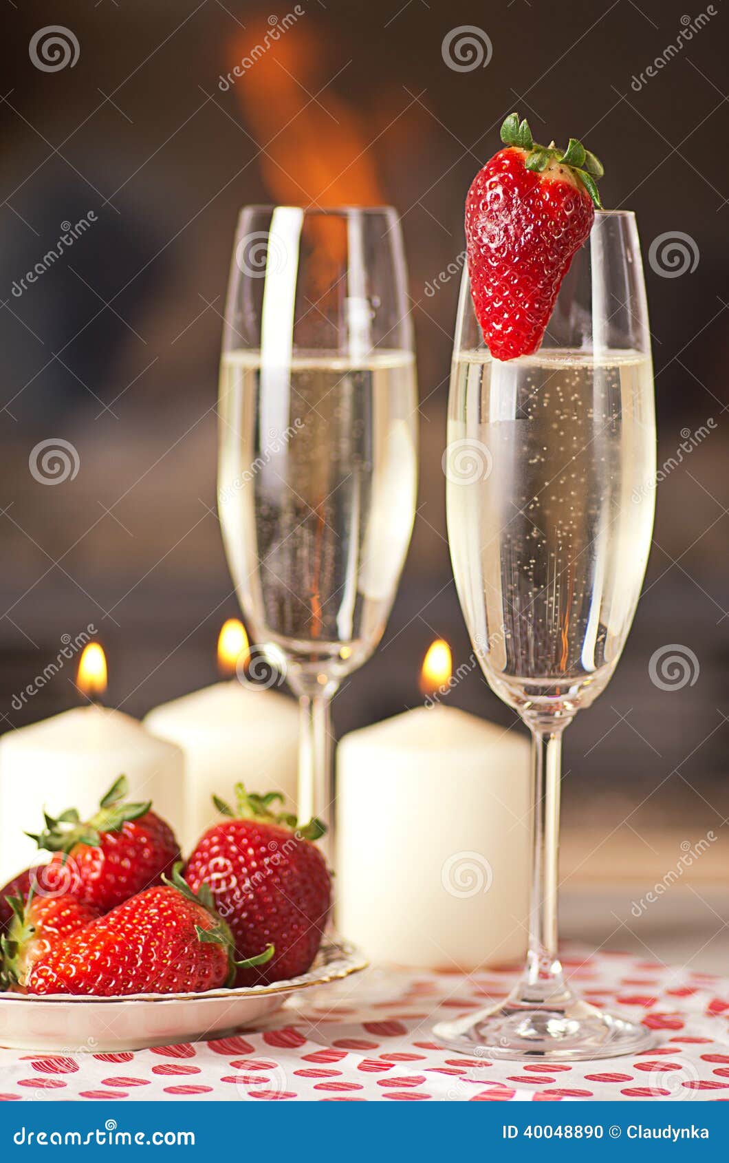 Champagne und Erdbeeren. stockfoto. Bild von abendessen - 40048890