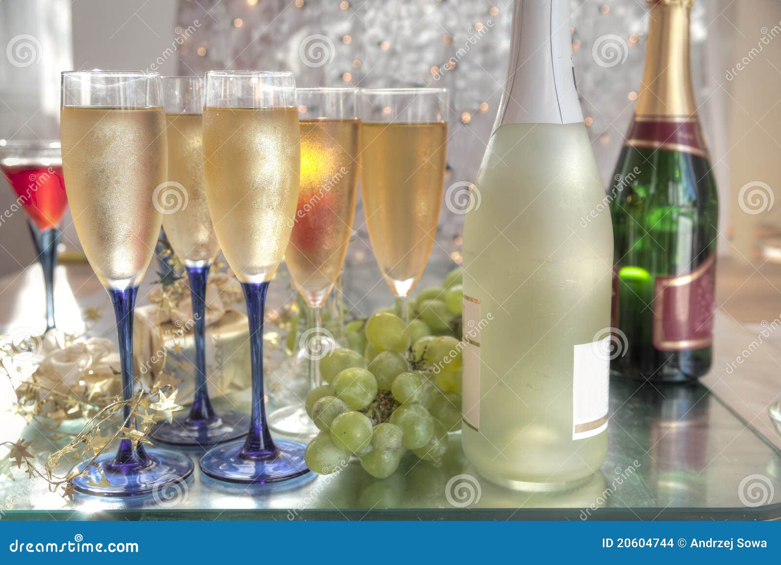 Champagne, vino ed uva. fotografia stock. Immagine di festive 20604744