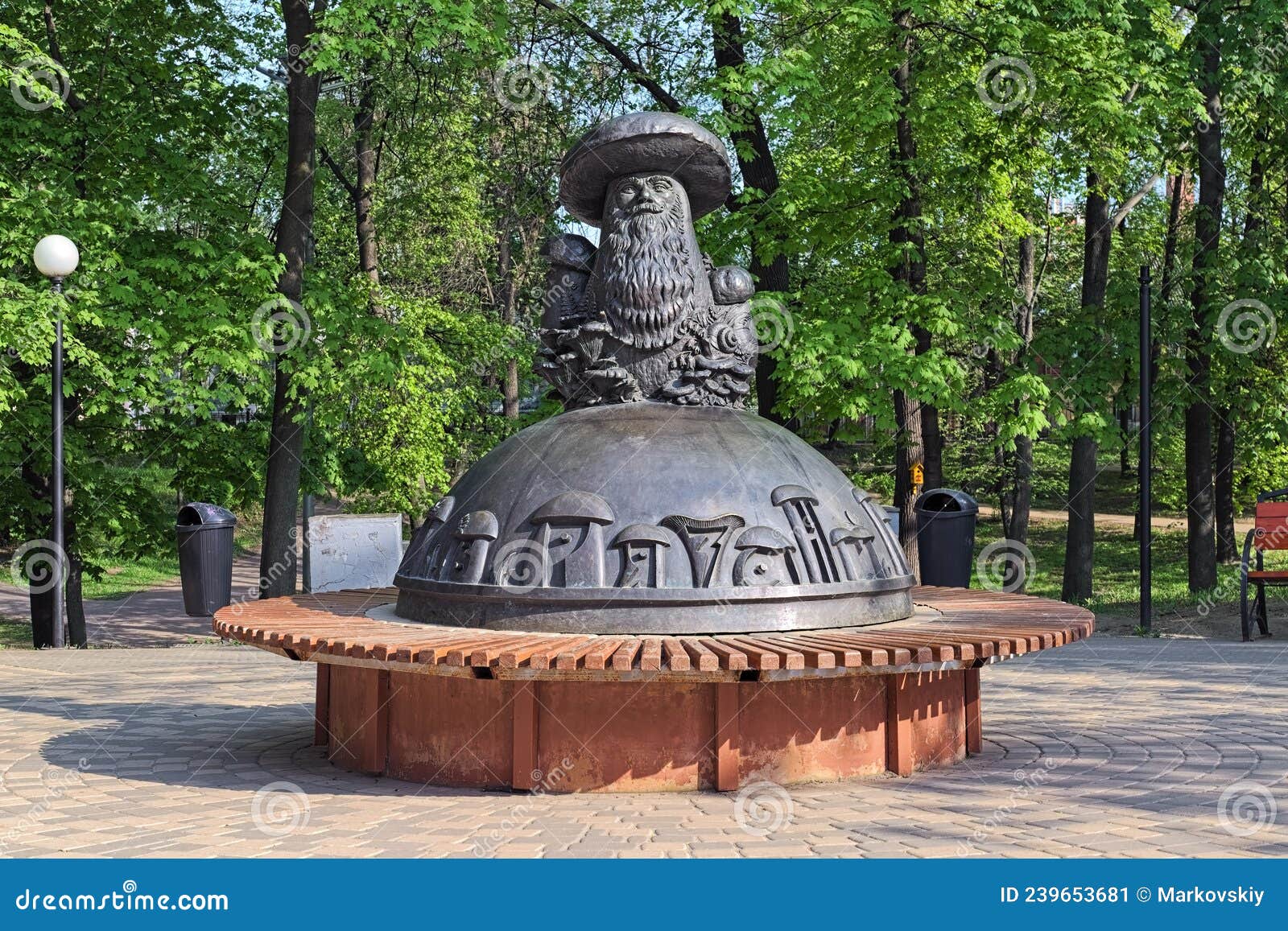 Statue De Champignon Avec Des Yeux De Riazan- En Russie Photo stock - Image  du histoire, sculpture: 198110284