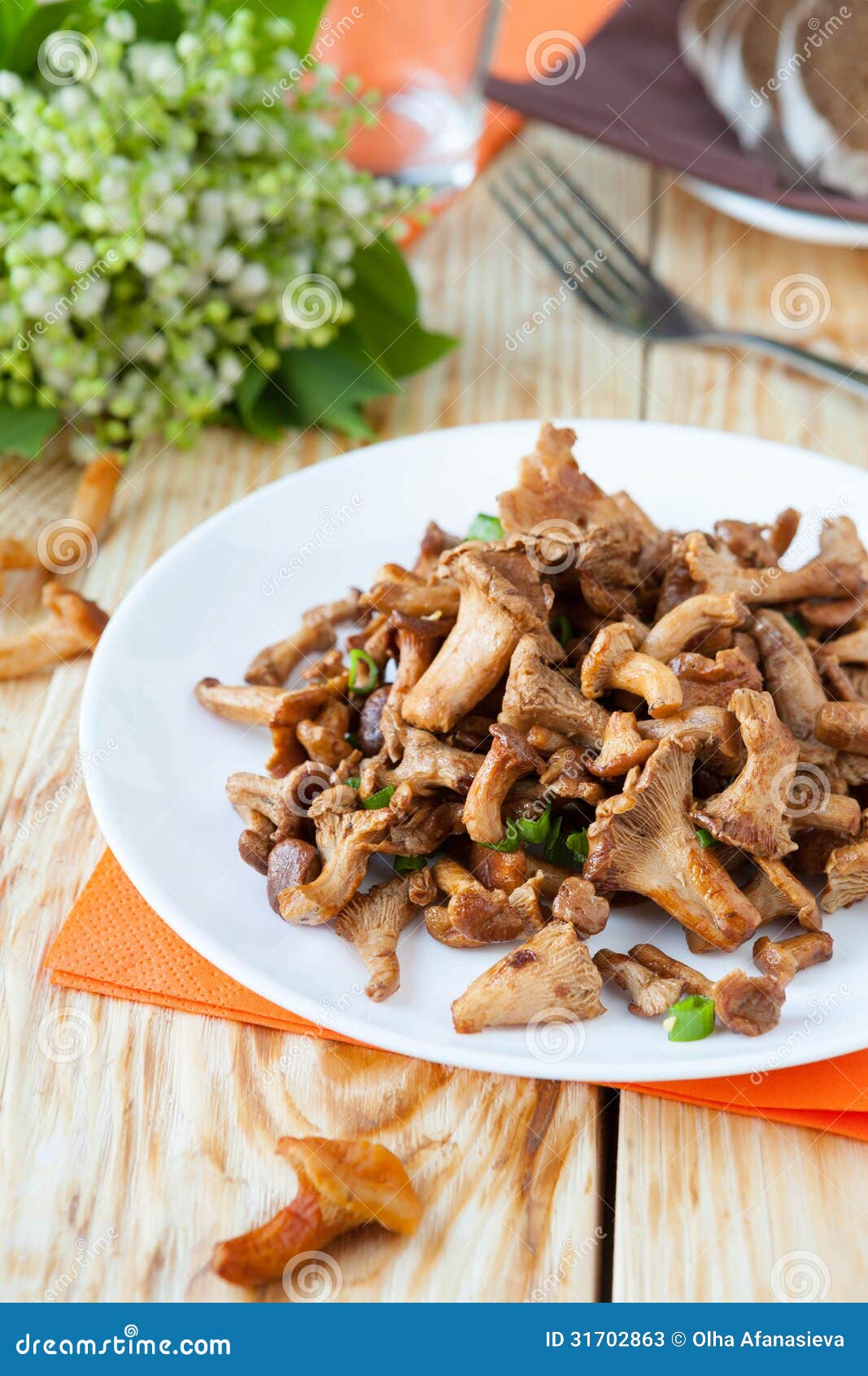 Champignons De Chanterelle D'un Plat Blanc Image stock Image du repas