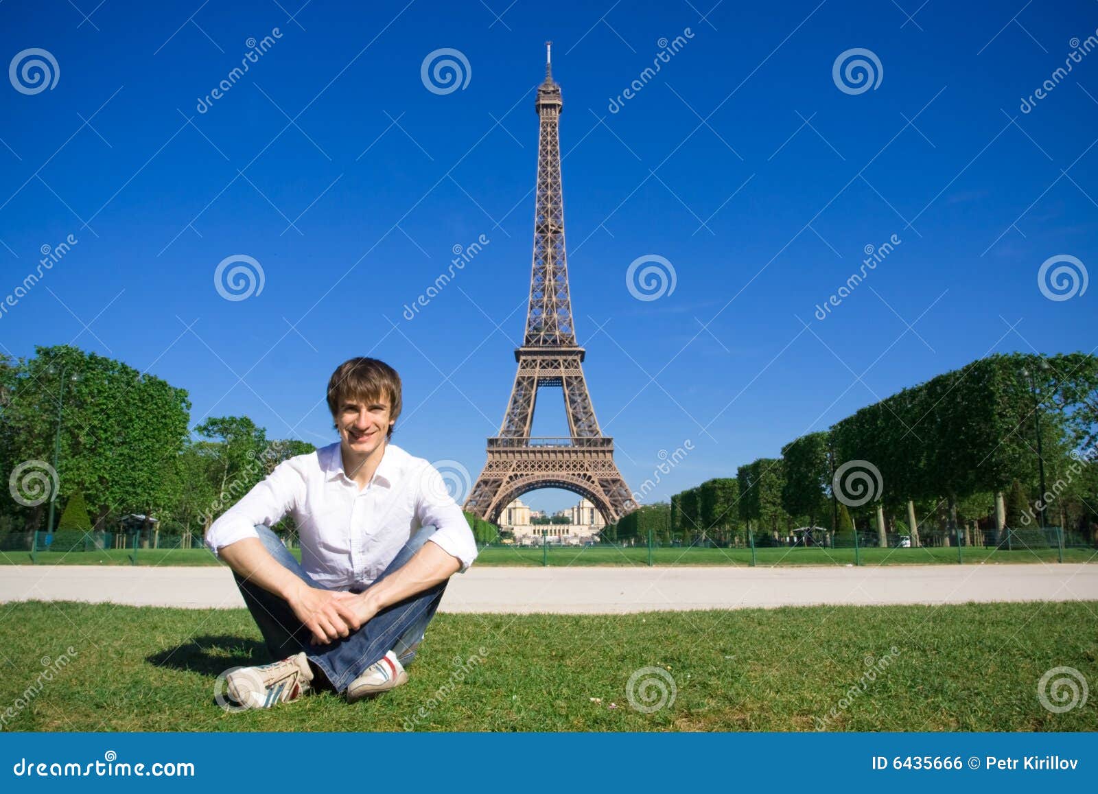 Champs de man endommage des jeunes. L'homme de champs de Eiffel endommage des jeunes de vue de tour