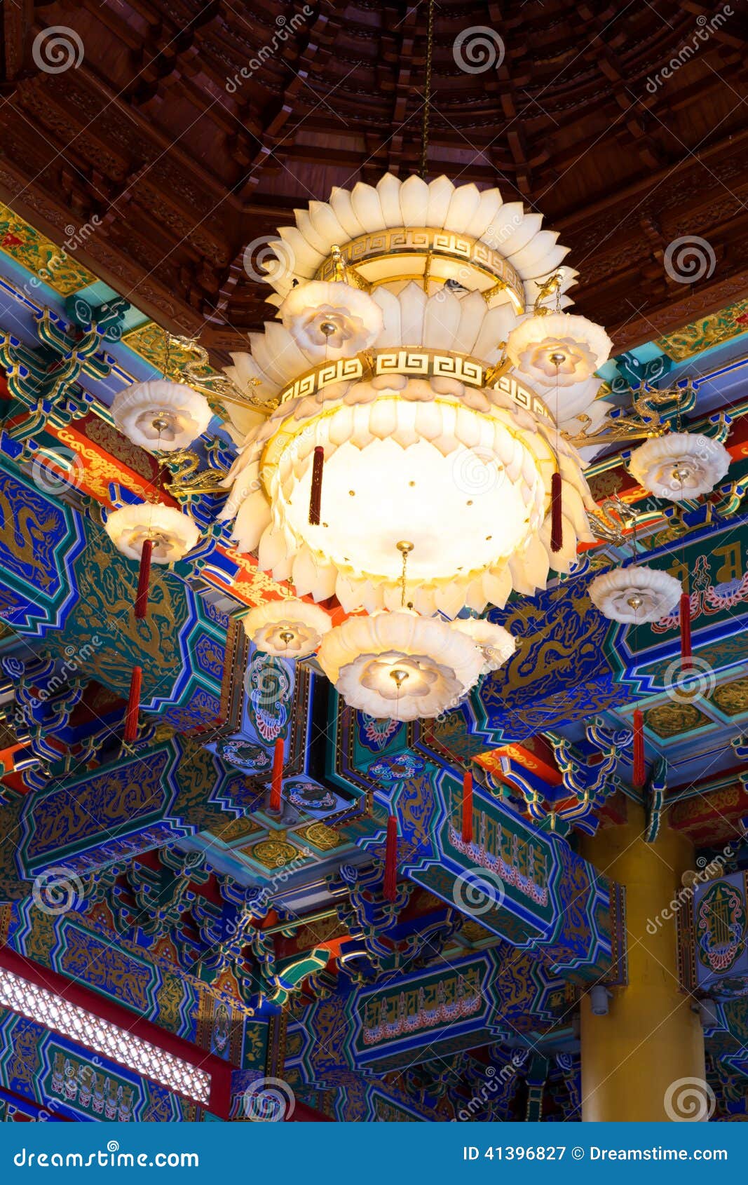 Chandelier in Chinese Tempel. Stock Image Image of lampion
