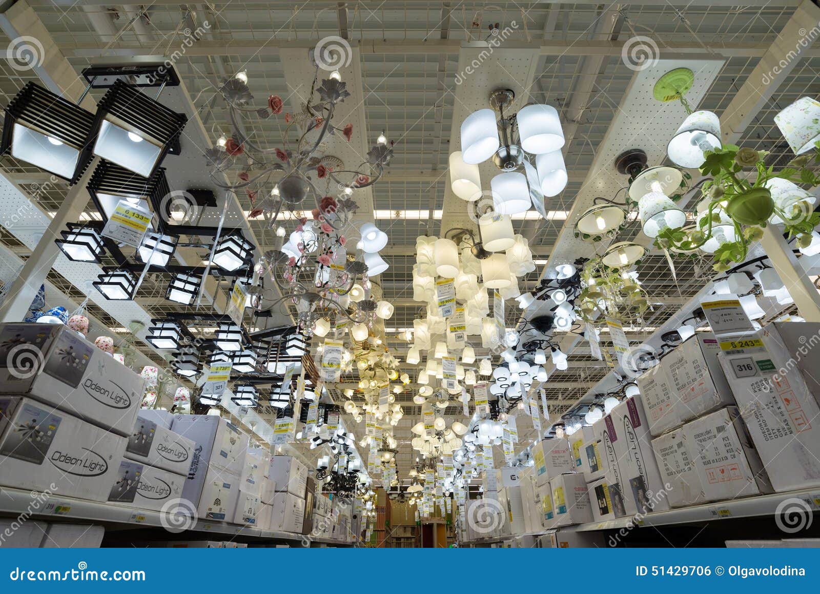 https://thumbs.dreamstime.com/z/chandeliers-leroy-merlin-store-leroy-merlin-french-home-improvement-gardening-reta-moscow-russia-march-retailer-51429706.jpg