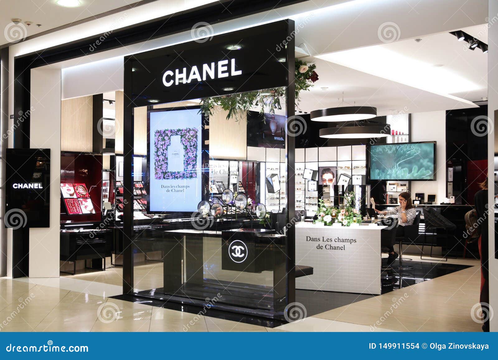 CHANEL Boutique in the Shopping Center Editorial Stock Image - Image of  chanel, shopping: 149911554
