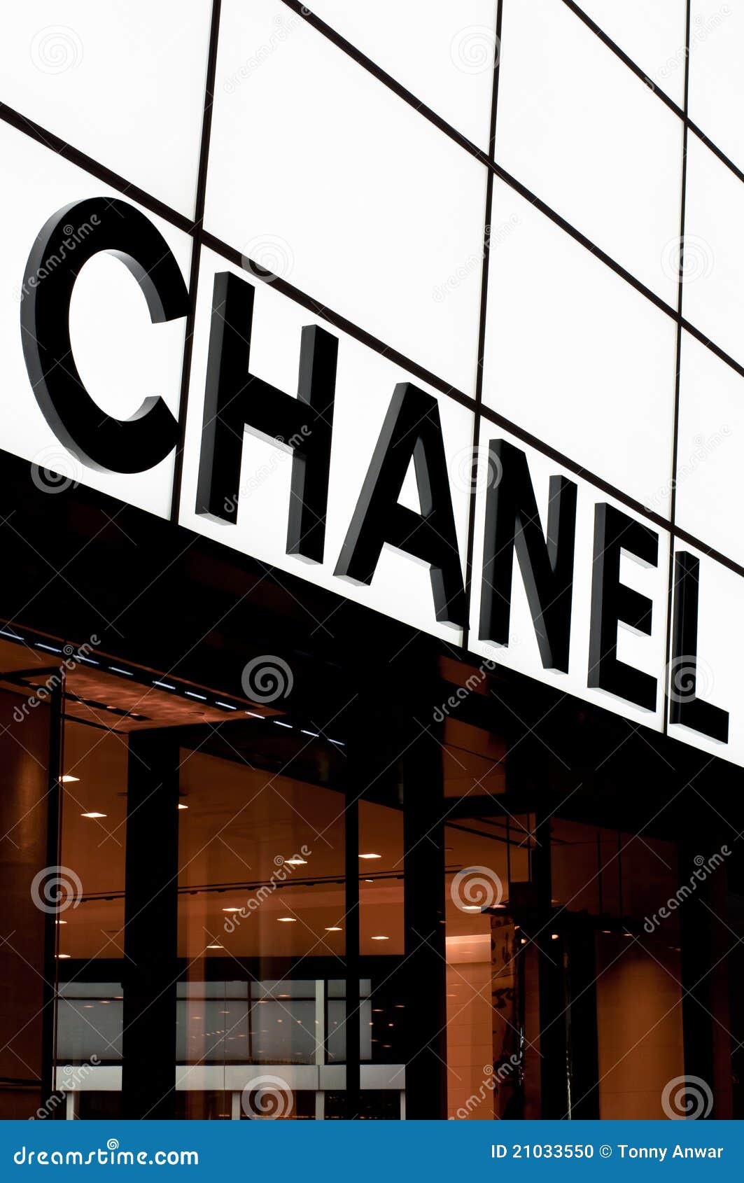 716 Chanel Store Uk Stock Photos, High-Res Pictures, and Images - Getty  Images