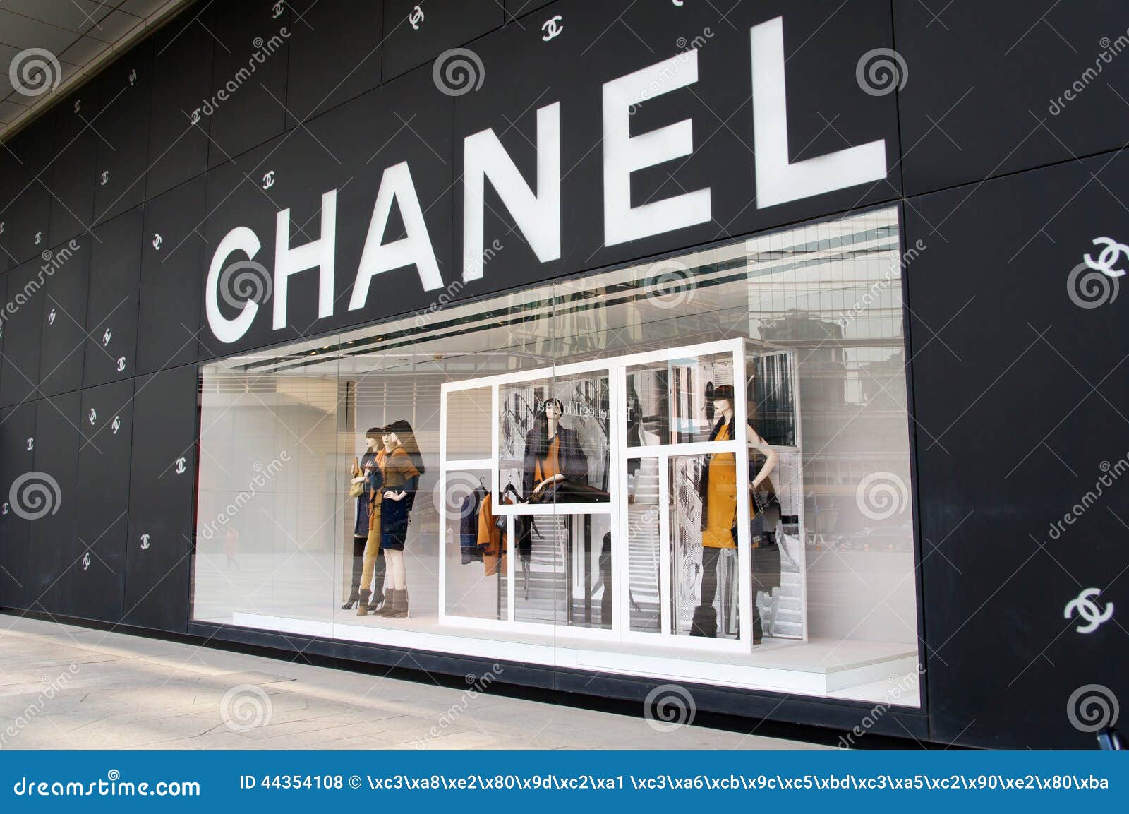 Chanel shop window display hi-res stock photography and images - Alamy