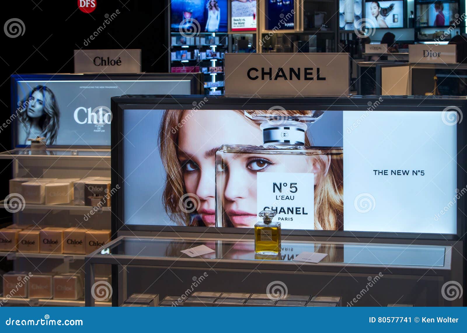 Chanel No. 5 Perfume Display Editorial Photo - Image of perfume, lifestyle:  80577741