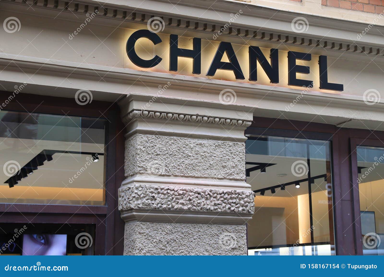 Chanel Fashion Luxury Store in Avenue Montaigne in Paris, France Editorial Stock  Image - Image of design, company: 144003294