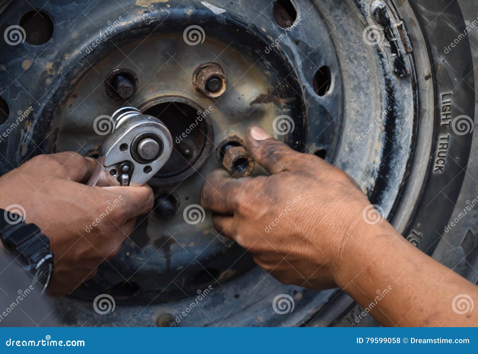 Change of tires by hand