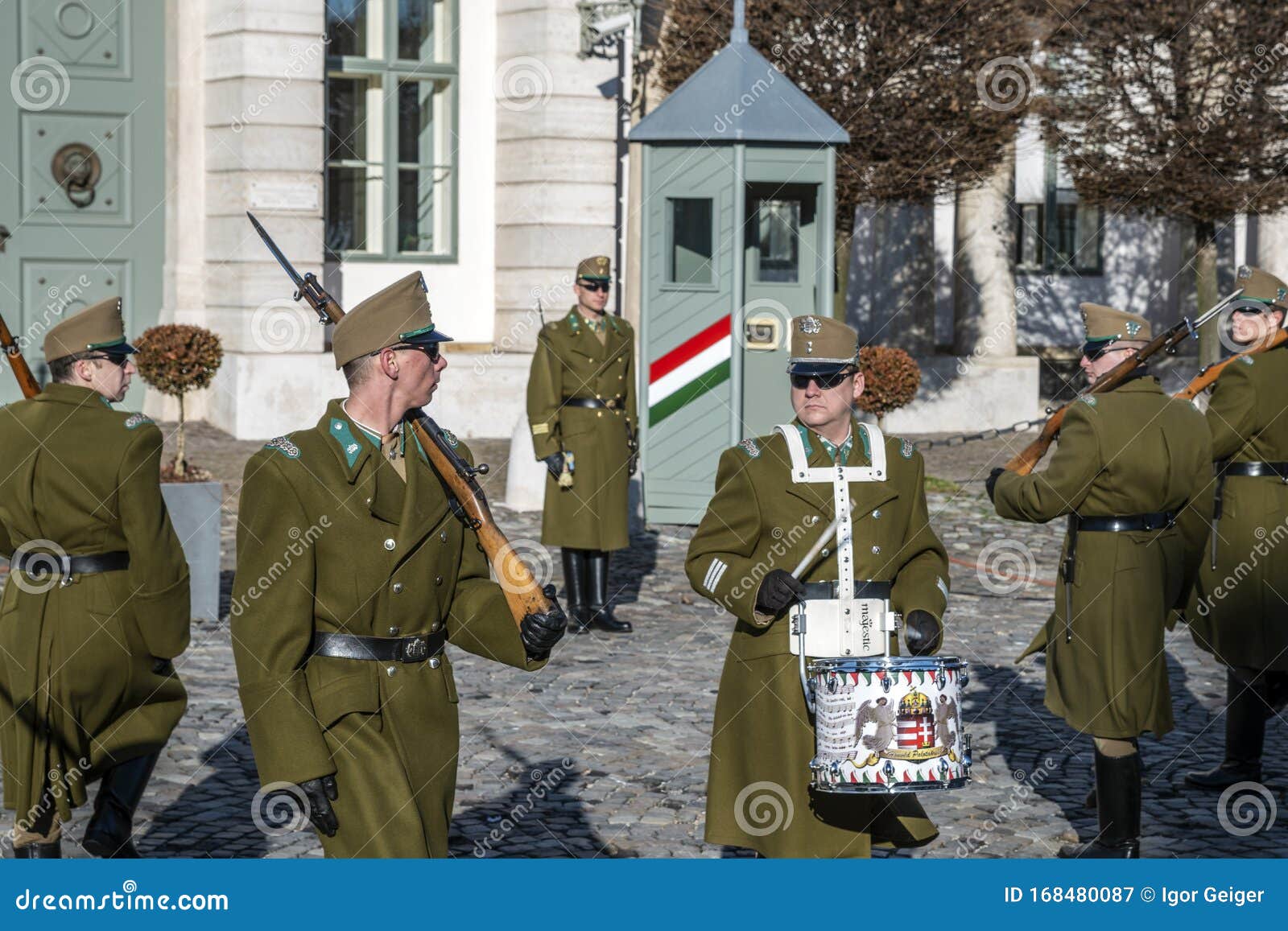 Fusil Garde d'Honneur Hongrie ?(Identifié 31M hongrois) Changement-de-garde-d-honneur-au-palais-présidentiel-à-budapest-hongrie-168480087