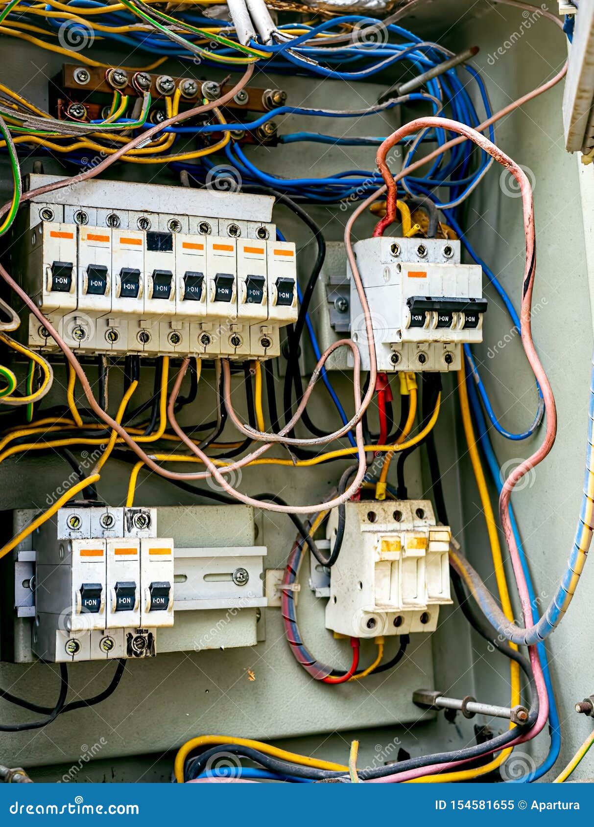 Boîte De Distribution D'électricité Avec Fils Et Disjoncteurs (boîte à  Fusibles)