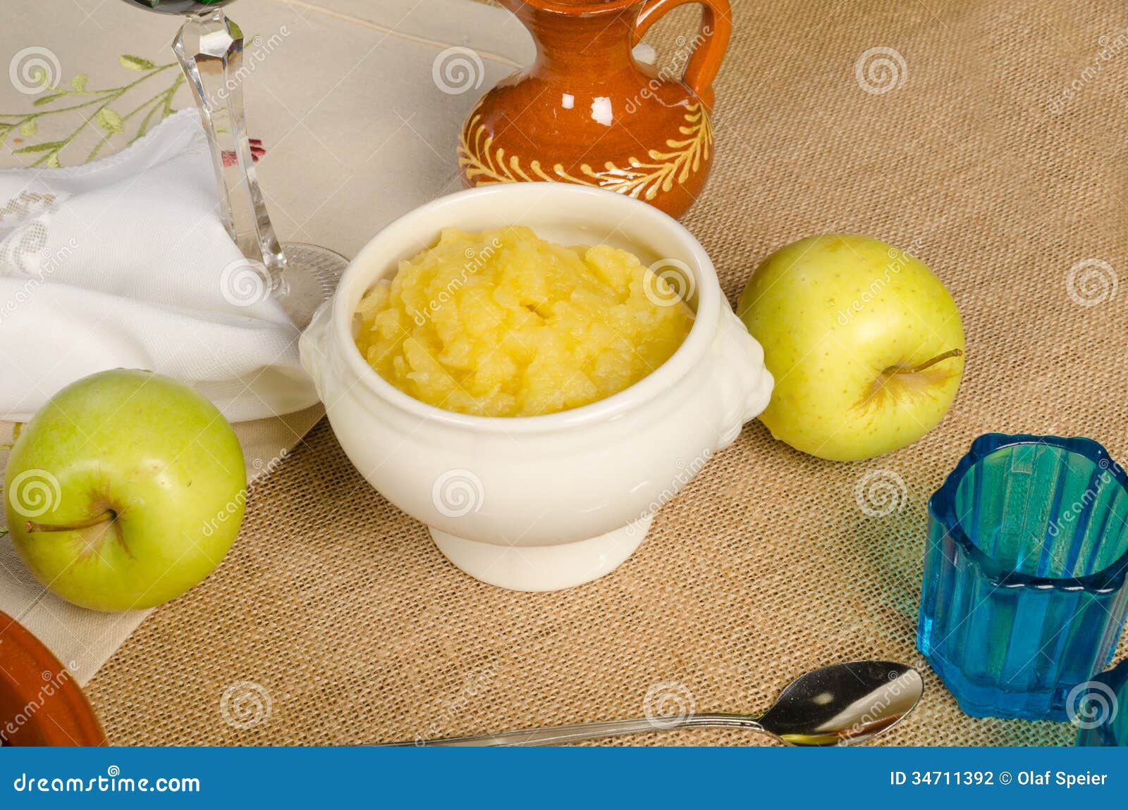 Chanukka-Apfelsauce stockfoto. Bild von umhüllung, bestandteil - 34711392