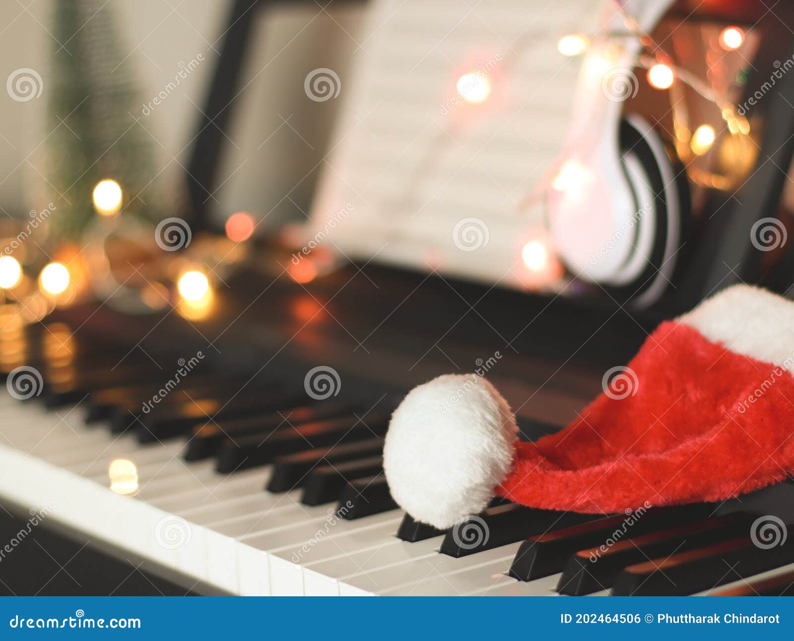 Fundo Na época Do Natal Uma Jovem Se Envolve Em Uma Aula De Piano