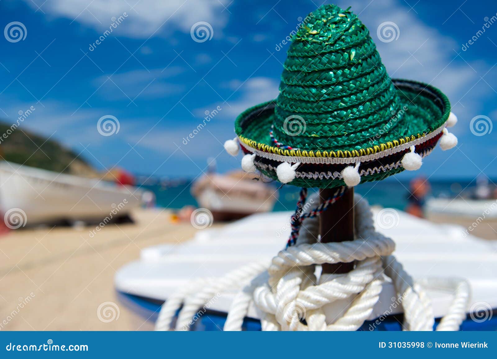 Chapeau De Paille Espagnol Vert à La Plage Photo stock Image du sable
