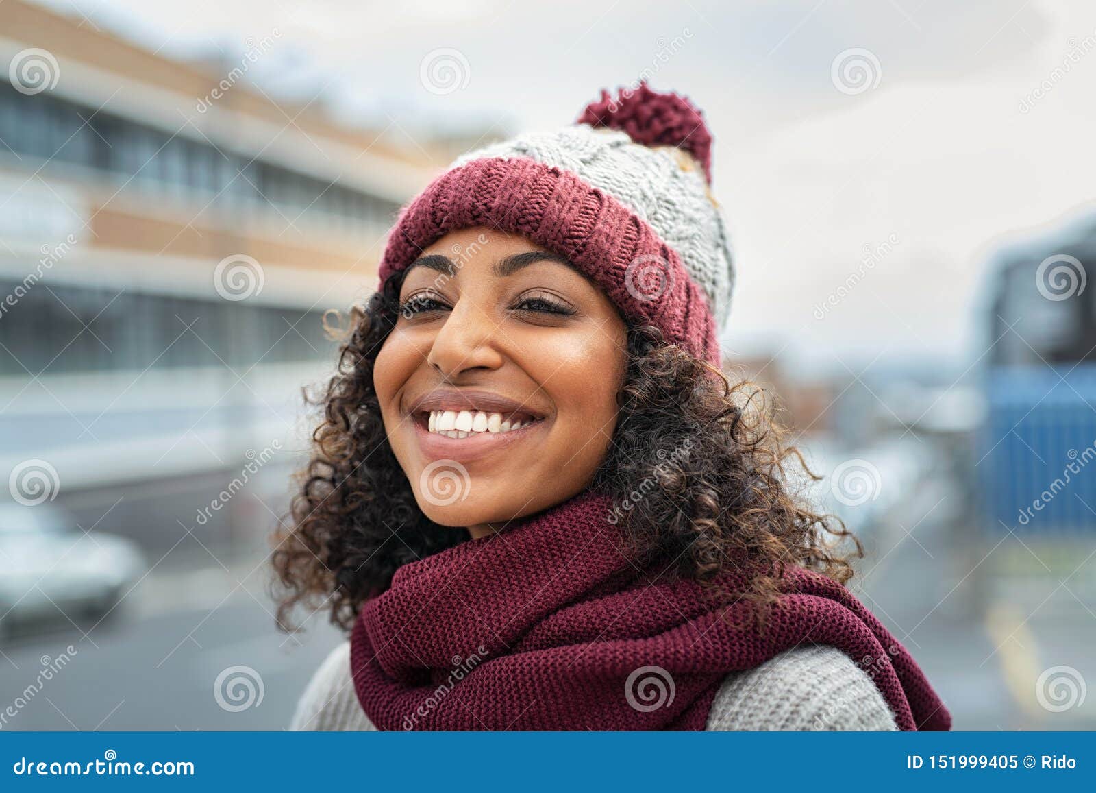 Femme En Bonnet D'hiver Tricoté Et écharpe Regardant La Caméra Avec Le  Sourire