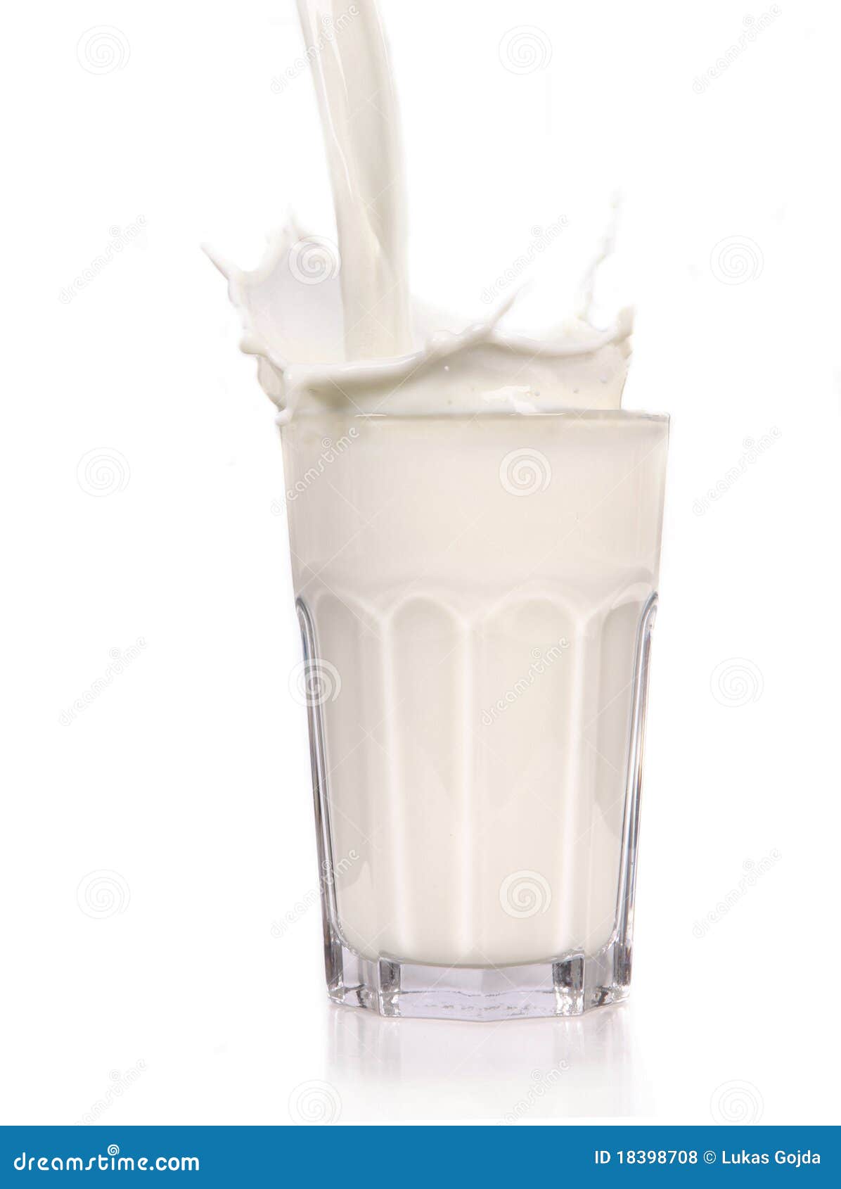 Chapoteo de la leche aislado en fondo negro