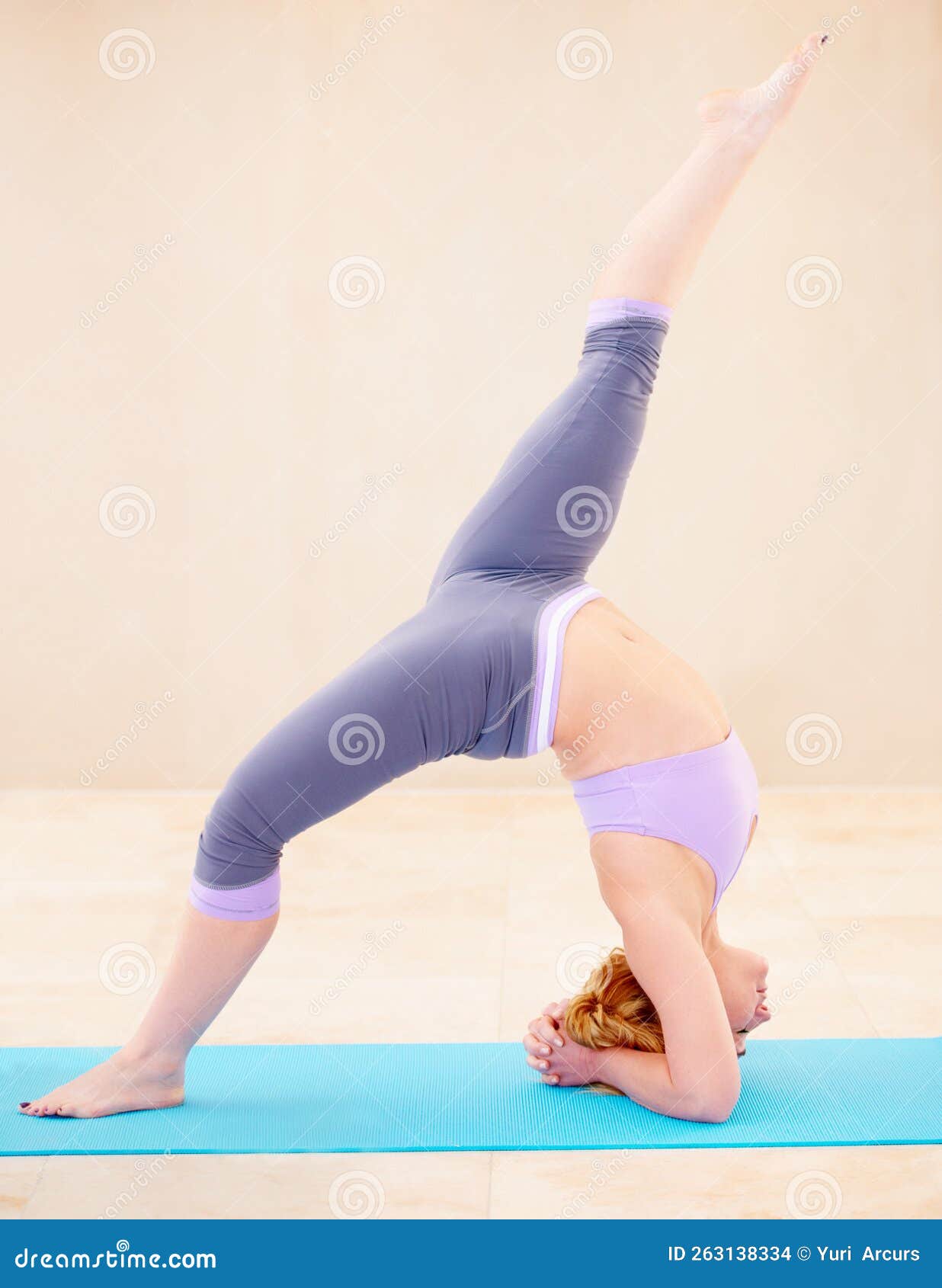 Chaque Muscle Travaillant Parfaitement Ensemble. Femme Flexible En Position  Yoga En Faisant Du Yoga Toute Seule. Photo stock - Image du ajustement,  orienté: 263138334