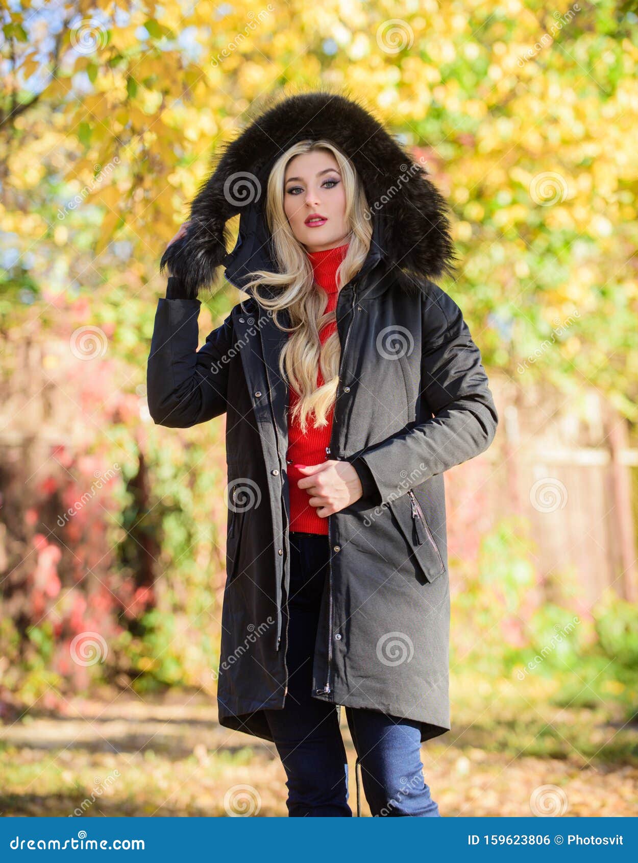 De Con CapÃ³. Mujer Usa Capucha Negra De Parka. El Abrigo De Parka ClÃ¡sico Se Ha Convertido En Icono De Armario. Ver Foto archivo - de cubo, ocasional: