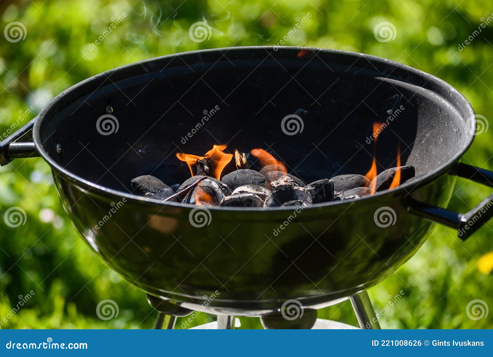 Charbon De Bois Pour Barbecue Photo stock - Image du flamme