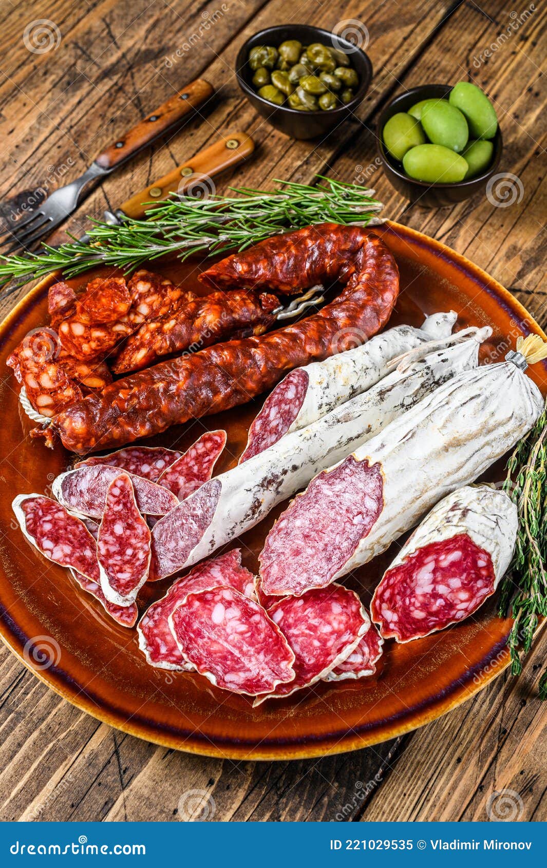 Charcuterie Espagnole Avec Saucisses Tranchées Fuet Chorizo Sur Une  Assiette Rustique. Fond En Bois. Vue Supérieure Image stock - Image du  secouez, traditionnel: 221029535