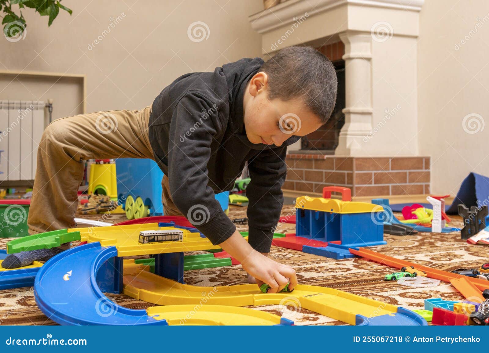 Charmant Garçon Joue Sur Le Sol Avec Piste De Voiture. Enfant