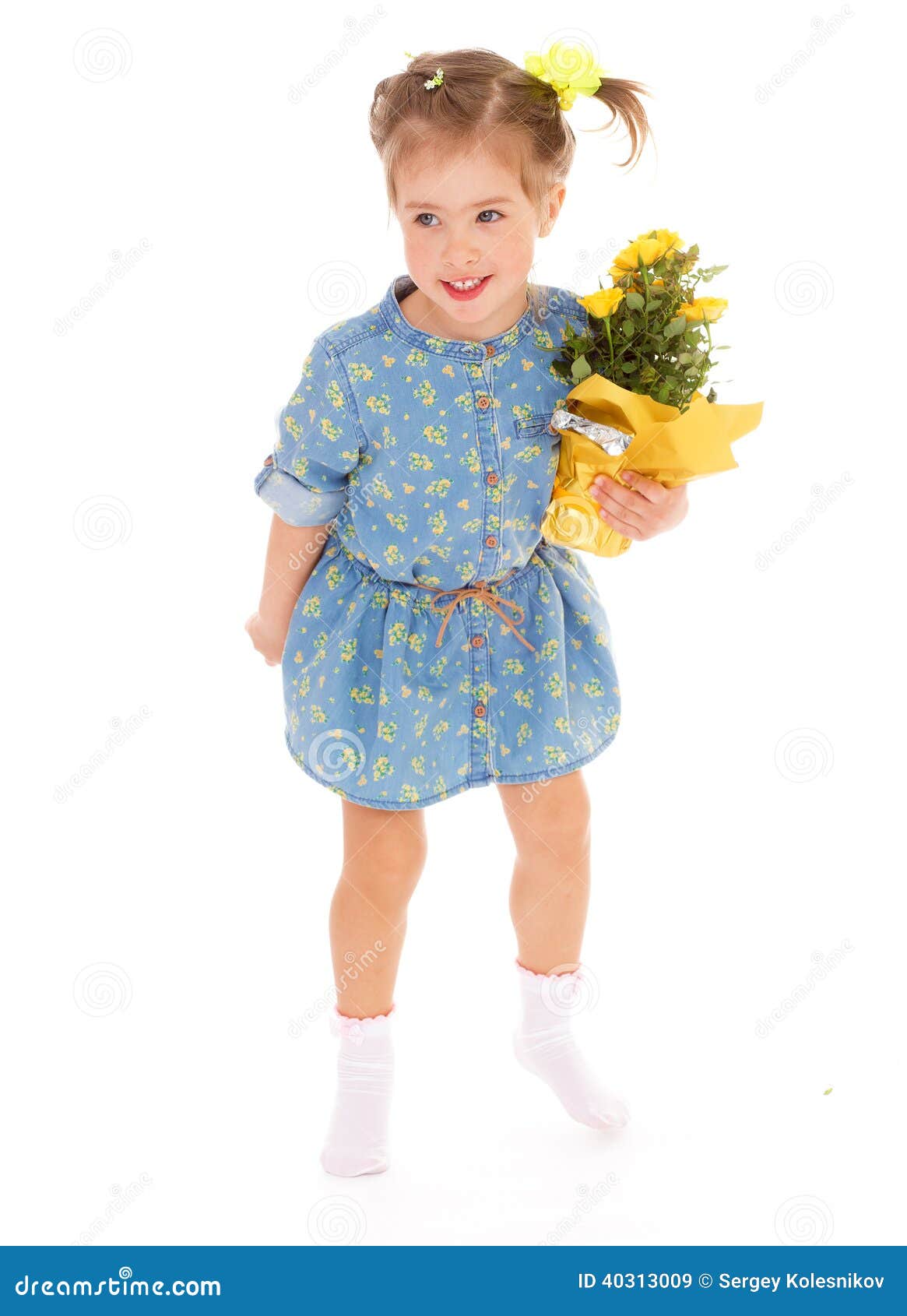 charming little girl holding flower bouquet flowers 40313009