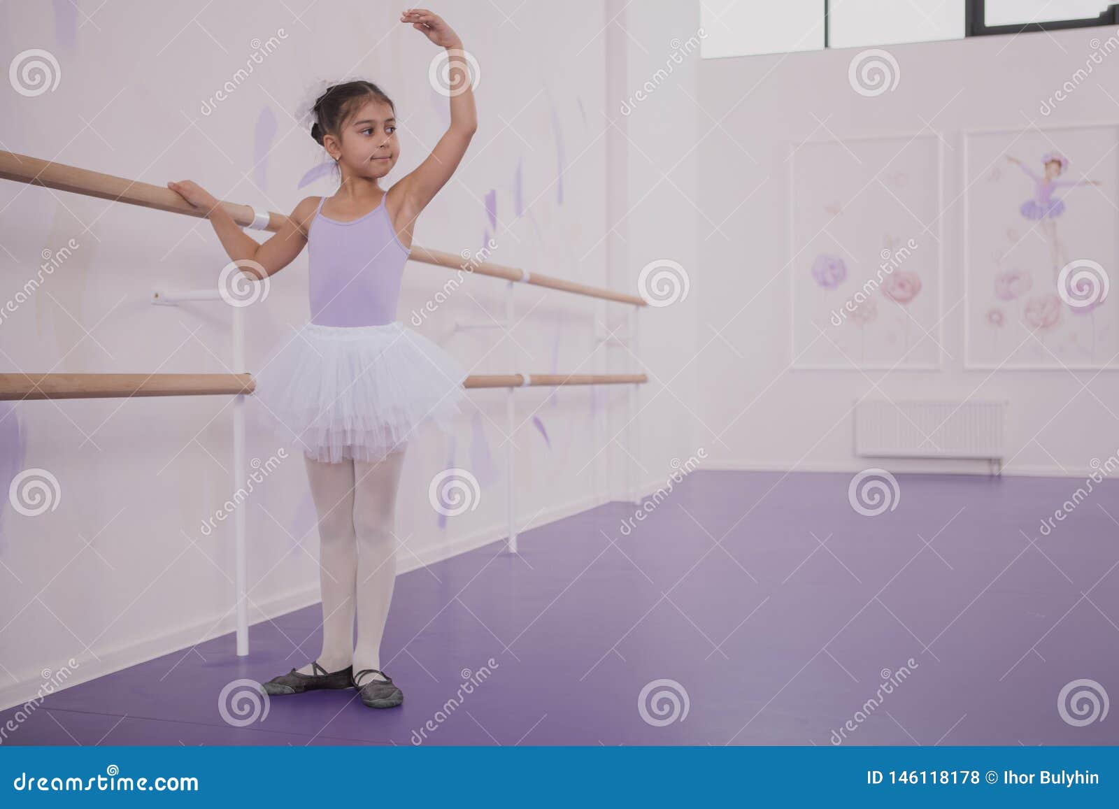 himmelsk Pirat Træde tilbage Charming Young Girl Ballerina Exercising at Dance School Stock Photo -  Image of choreography, enjoyment: 146118178
