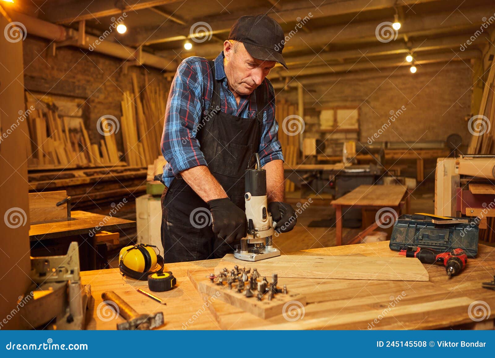 Charpentier Professionnel Supérieur En Uniforme De Travail De La