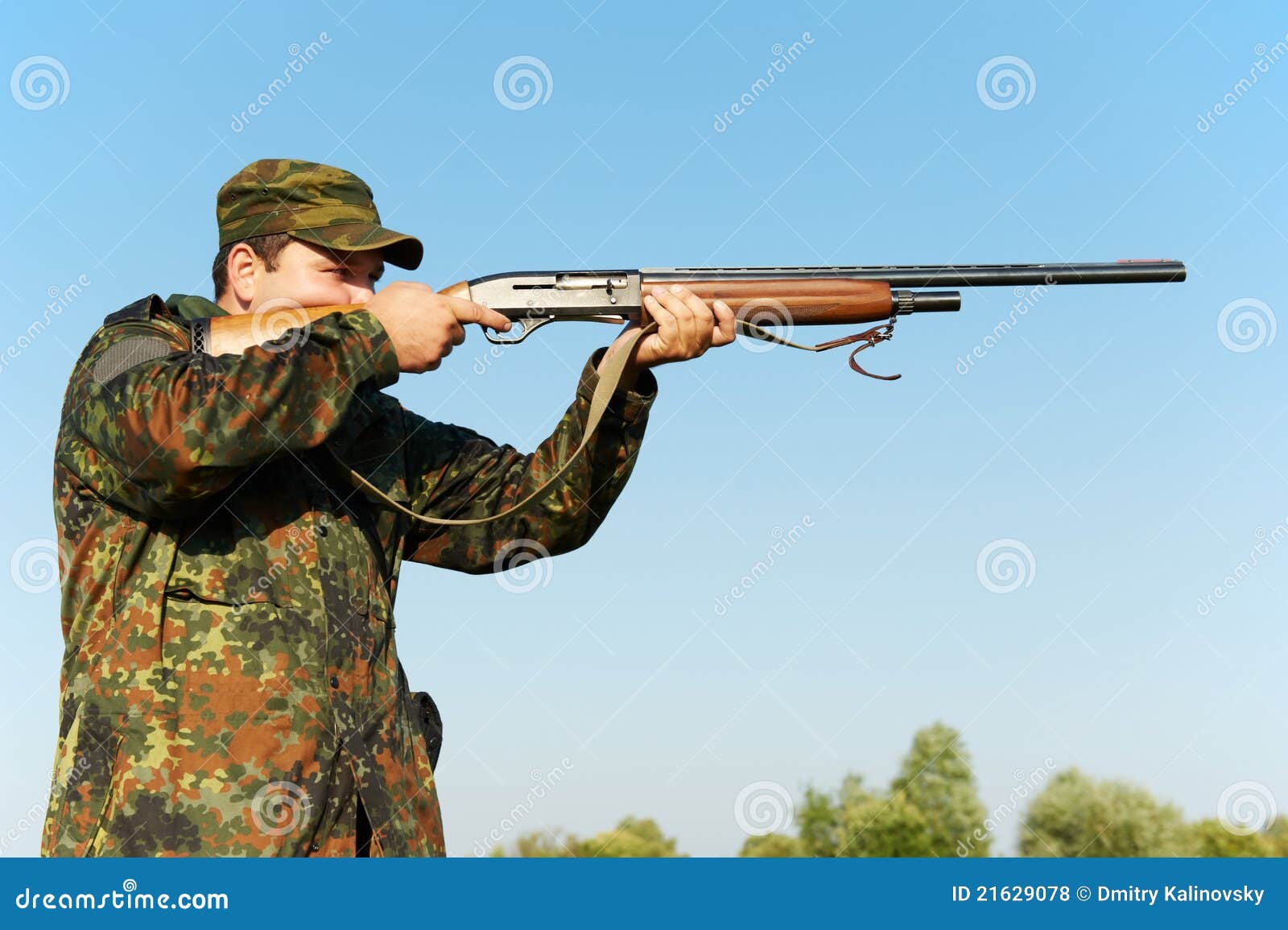 L'homme Est En Chasse. Fusil De Chasse De Chasse. Chasseur Avec Fusil De  Chasse Et Formulaire De Chasse Pour Chasser Le Fond De Ciel. Hunter Vise.  Homme Chasseur. Observation Du Tireur Dans