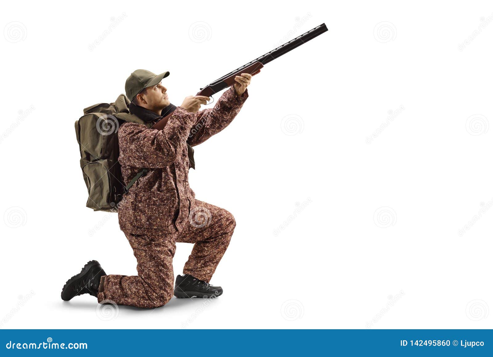 Chasseur D'homme Dans Un Uniforme Se Mettant à Genoux Avec Un Fusil De  Chasse Visant Photo stock - Image du camouflage, main: 142495860