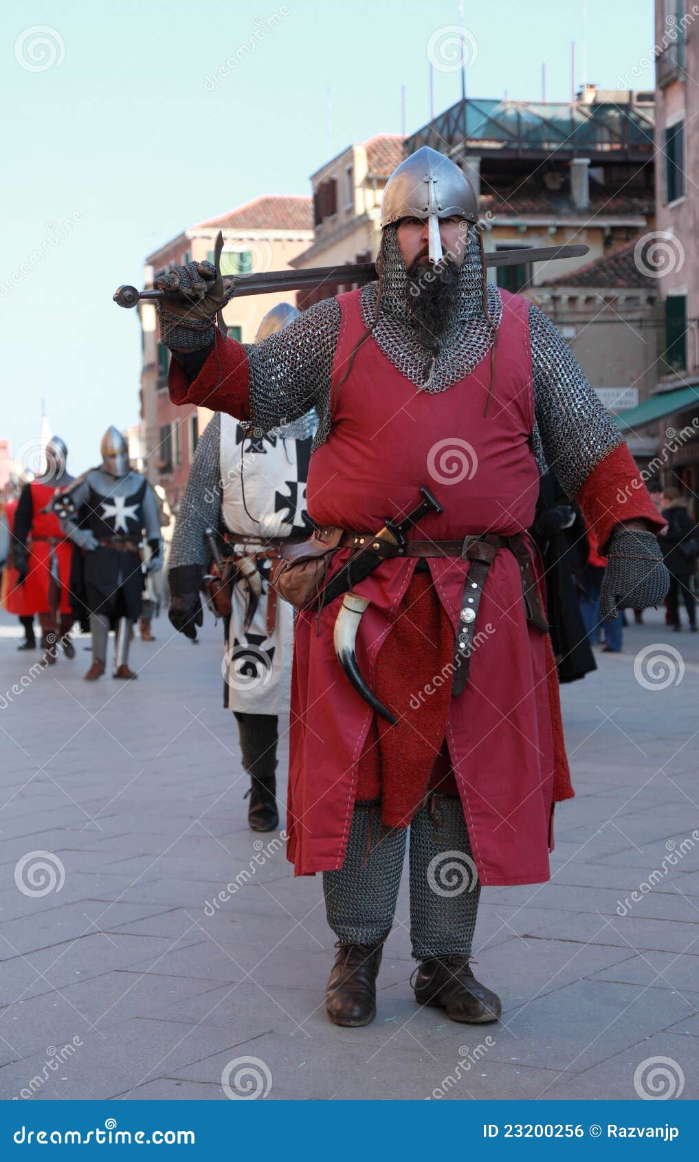 Chasseur médiéval. Venise, Italie-Februray 26ème, 2011 : L'image d'un soldat médiéval marchant dans les caractères médiévaux défilent à Venise sur Sestiere Castello, pendant les jours de Canival. Le carnaval de Venise (Carnevale di Venezia) est un festival annuel, retenu à Venise, l'Italie et est maintenant établi en tant qu'une du monde le plus coloré devoir-voient des événements.