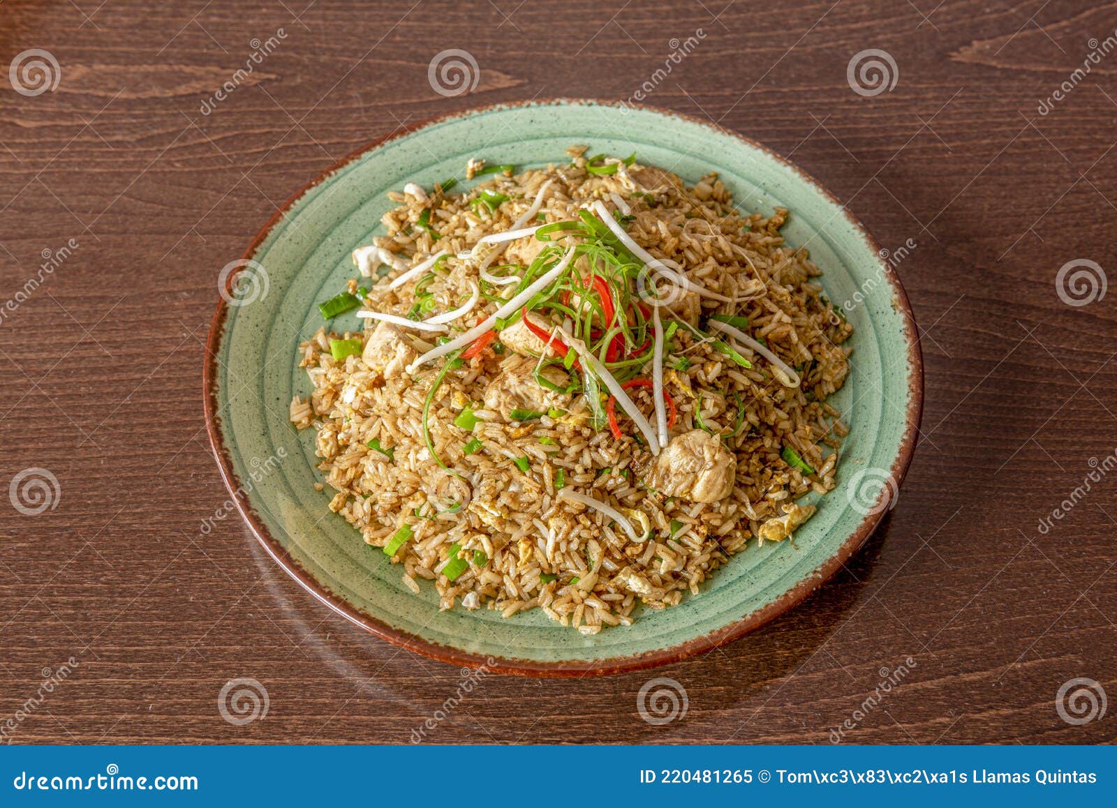 chaufa rice with vegetables, bean sprouts, chicken and pieces of fried egg