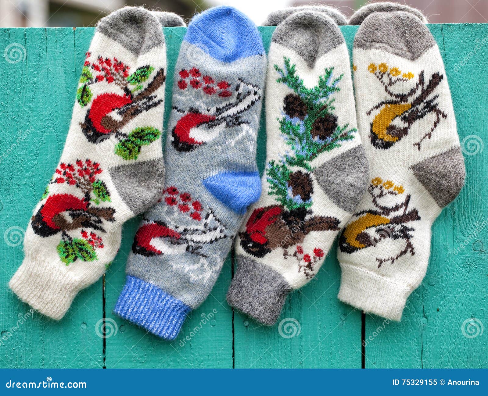 Chaussettes faites main image stock. Image du main, couleur - 75329155