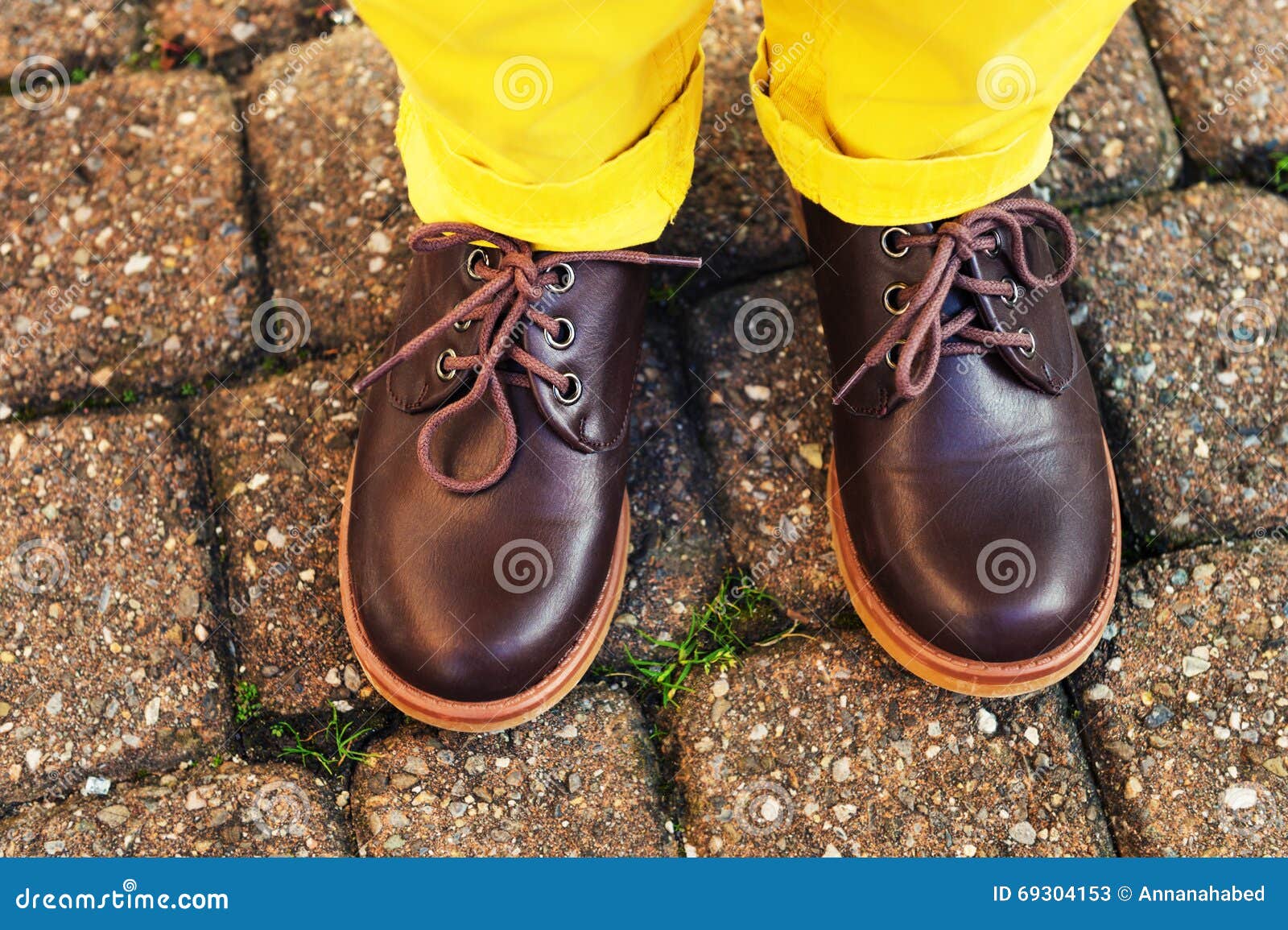 Chaussures Brunes De Mode Sur Les Pieds De L'enfant Image stock - Image du mode, nature: 69304153