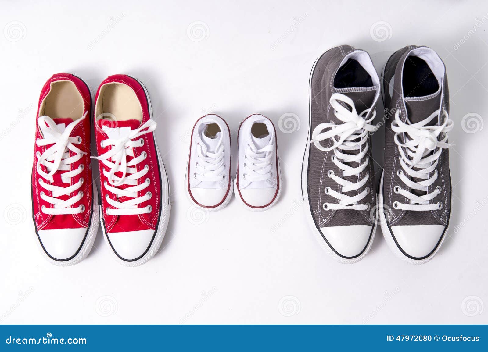 Chaussures Dans Le Pere Grand Le Milieu De Mere Et Le Fils Ou La Petite Taille D Enfant De Fille Dans Le Concept D Amour De Fami Photo Stock Image Du Toujours Studio