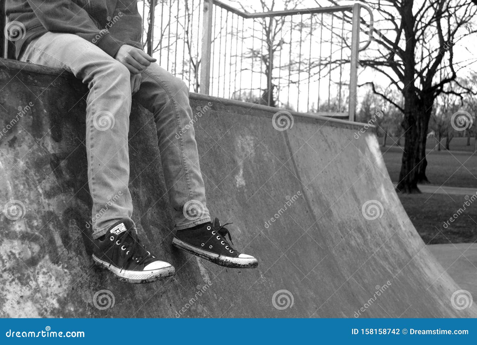Mains Chaussures Et Skate Avec Un Homme Attachant Ses Lacets Sur