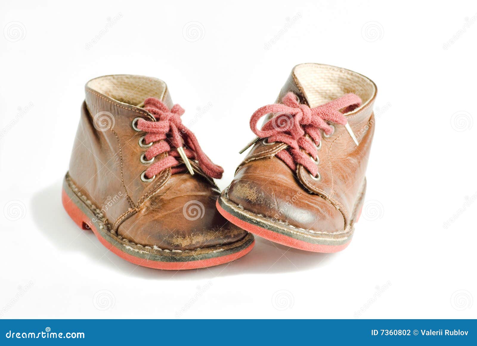 Chaussures des enfants s. Le cuir vieux s d'enfants de fond chausse le blanc