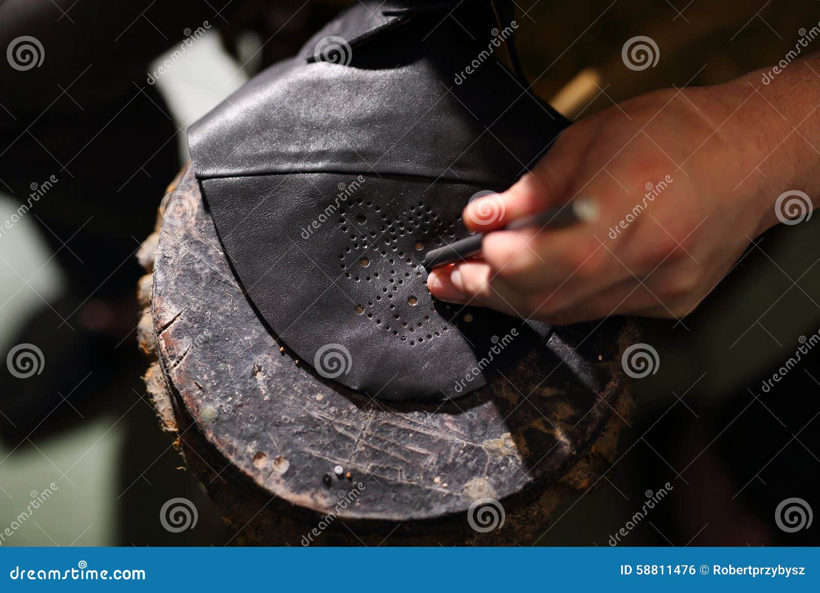 Chaussures En Cuir De Poinçon Photo stock - Image du forme, chaussures:  58811476