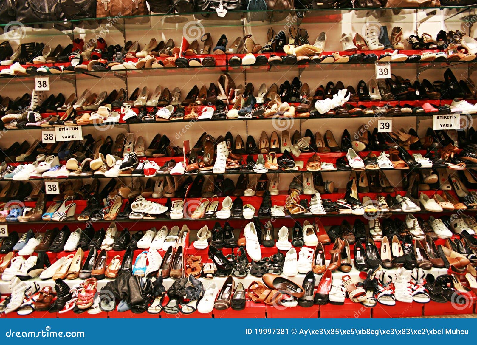 Chaussures en vente photo éditorial. Image du vente, chaussures - 19997381