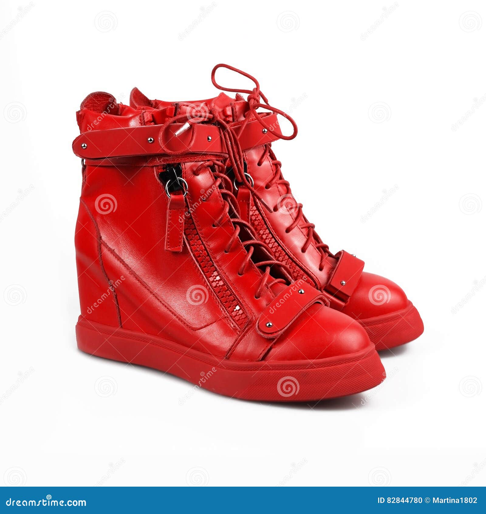 Chaussures femelles rouges photo stock. Image du mode 82844780
