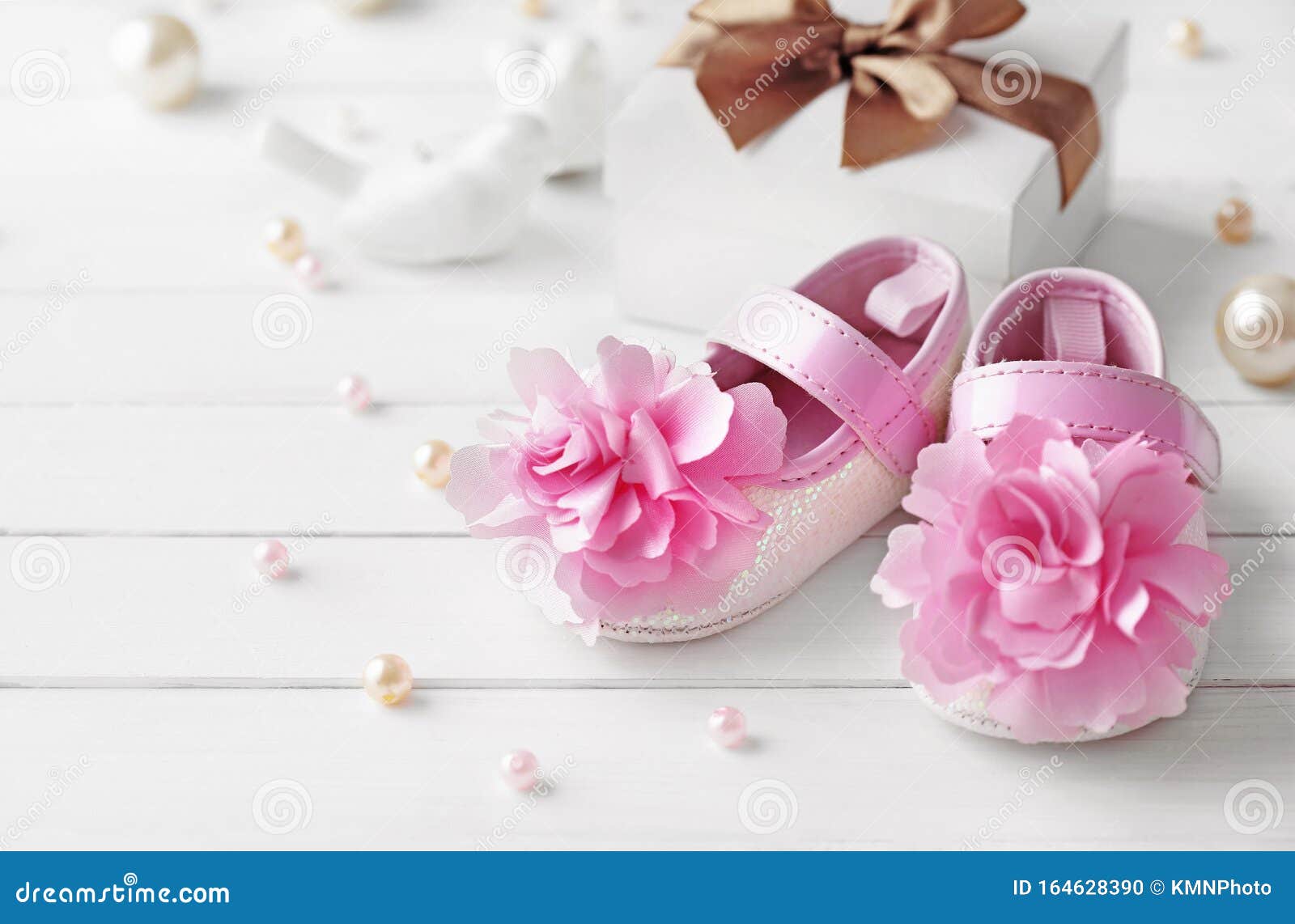 Chaussures Pour Bébés Accessoires De Naissance Pour Bébé Photo stock -  Image du accessoires, abord: 164628390