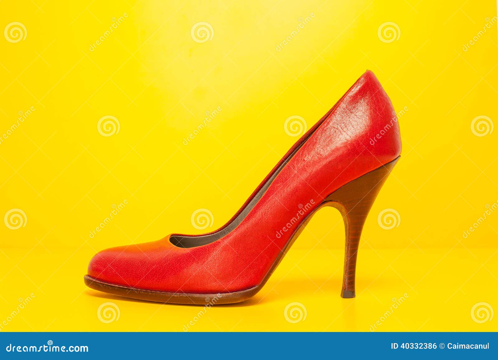 Chaussures Rouges De Talons Hauts Photo stock Image du lumineux, talons 40332386