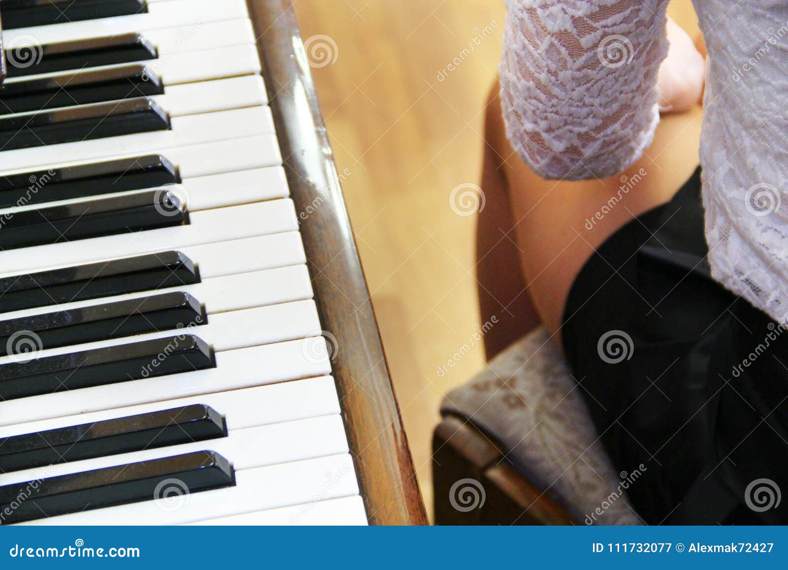 Entrega O Jogo Do Piano Ao Ler Folhas De Música Foto de Stock - Imagem de  chaves, executor: 113132772