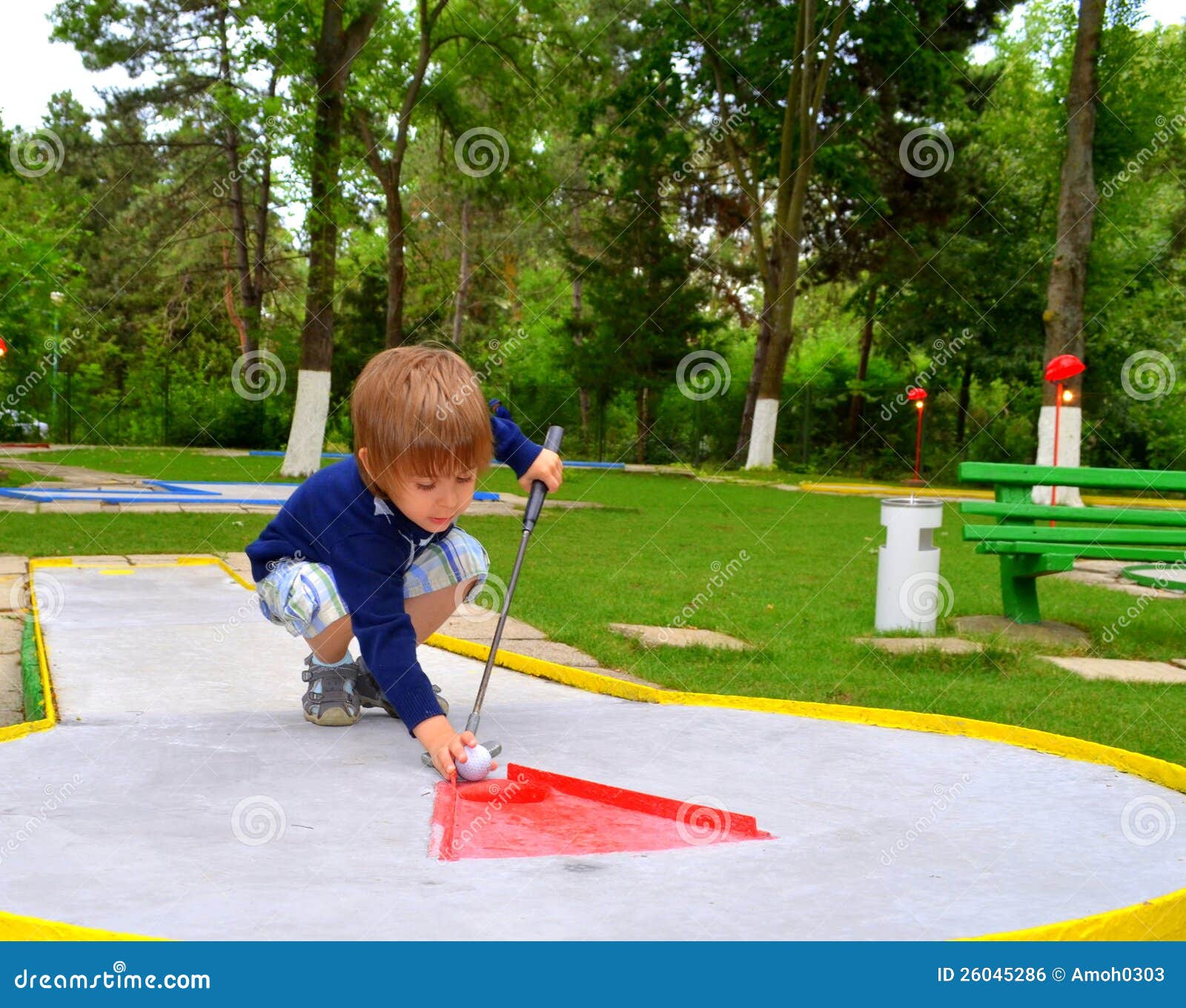 A group of children playing a game of mini golf photo – Group of kids Image  on Unsplash